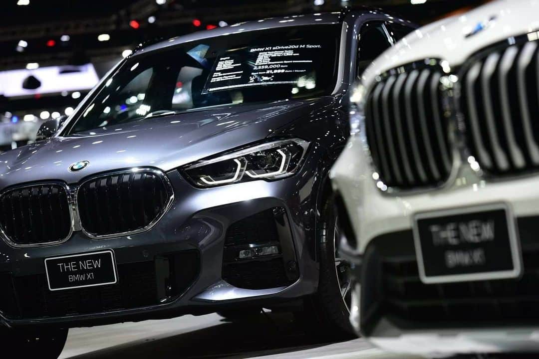 BMW Thailandさんのインスタグラム写真 - (BMW ThailandInstagram)「The New BMW X1 ที่ปรับลุคใหม่ให้คูลกว่าเดิมทั้งดีไซน์และฟังก์ชัน  ในราคาเริ่มต้นที่ 1,999,000 บาท  อัพเกรด BSI 5 ปี และข้อเสนอพิเศษอื่นๆ  พบกันในงาน Motor Expo 2020 วันนี้-13 ธันวาคมนี้ ที่ อิมแพค เมืองทองธานี  สอบถามข้อมูลเพิ่มเติมได้ที่  - BMW Contact Center : 1397  - Line : @BMWLeasing : https://lin.ee/e8LSXa4 - ข้อมูลเพิ่มเติมคลิก : https://bit.ly/2JhFhIp - จองผ่านช่องทางออนไลน์ : https://shop.bmw.co.th  *เงื่อนไขเป็นไปตามที่บริษัทฯ กำหนด  ชมรถ BMW ทุกคันได้แบบ 360 องศา ผ่าน BMW Virtual Showroom พร้อมพูดคุยกับ BMW Sales Consultant ผ่านทาง Live Chat ได้ตลอด 24 ชั่วโมง คลิกเลย : https://virtualshowroom.bmw.co.th  #BMW #BMWTH #THEX1 #JOYisBMW #สุนทรียภาพแห่งการขับขี่ #MotorExpo2020 #BMWVirtualShowroom」12月5日 22時12分 - bmwthailand