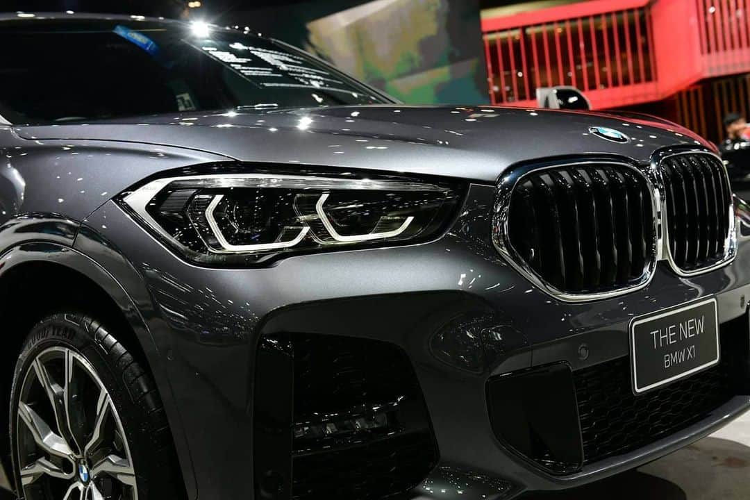 BMW Thailandさんのインスタグラム写真 - (BMW ThailandInstagram)「The New BMW X1 ที่ปรับลุคใหม่ให้คูลกว่าเดิมทั้งดีไซน์และฟังก์ชัน  ในราคาเริ่มต้นที่ 1,999,000 บาท  อัพเกรด BSI 5 ปี และข้อเสนอพิเศษอื่นๆ  พบกันในงาน Motor Expo 2020 วันนี้-13 ธันวาคมนี้ ที่ อิมแพค เมืองทองธานี  สอบถามข้อมูลเพิ่มเติมได้ที่  - BMW Contact Center : 1397  - Line : @BMWLeasing : https://lin.ee/e8LSXa4 - ข้อมูลเพิ่มเติมคลิก : https://bit.ly/2JhFhIp - จองผ่านช่องทางออนไลน์ : https://shop.bmw.co.th  *เงื่อนไขเป็นไปตามที่บริษัทฯ กำหนด  ชมรถ BMW ทุกคันได้แบบ 360 องศา ผ่าน BMW Virtual Showroom พร้อมพูดคุยกับ BMW Sales Consultant ผ่านทาง Live Chat ได้ตลอด 24 ชั่วโมง คลิกเลย : https://virtualshowroom.bmw.co.th  #BMW #BMWTH #THEX1 #JOYisBMW #สุนทรียภาพแห่งการขับขี่ #MotorExpo2020 #BMWVirtualShowroom」12月5日 22時12分 - bmwthailand