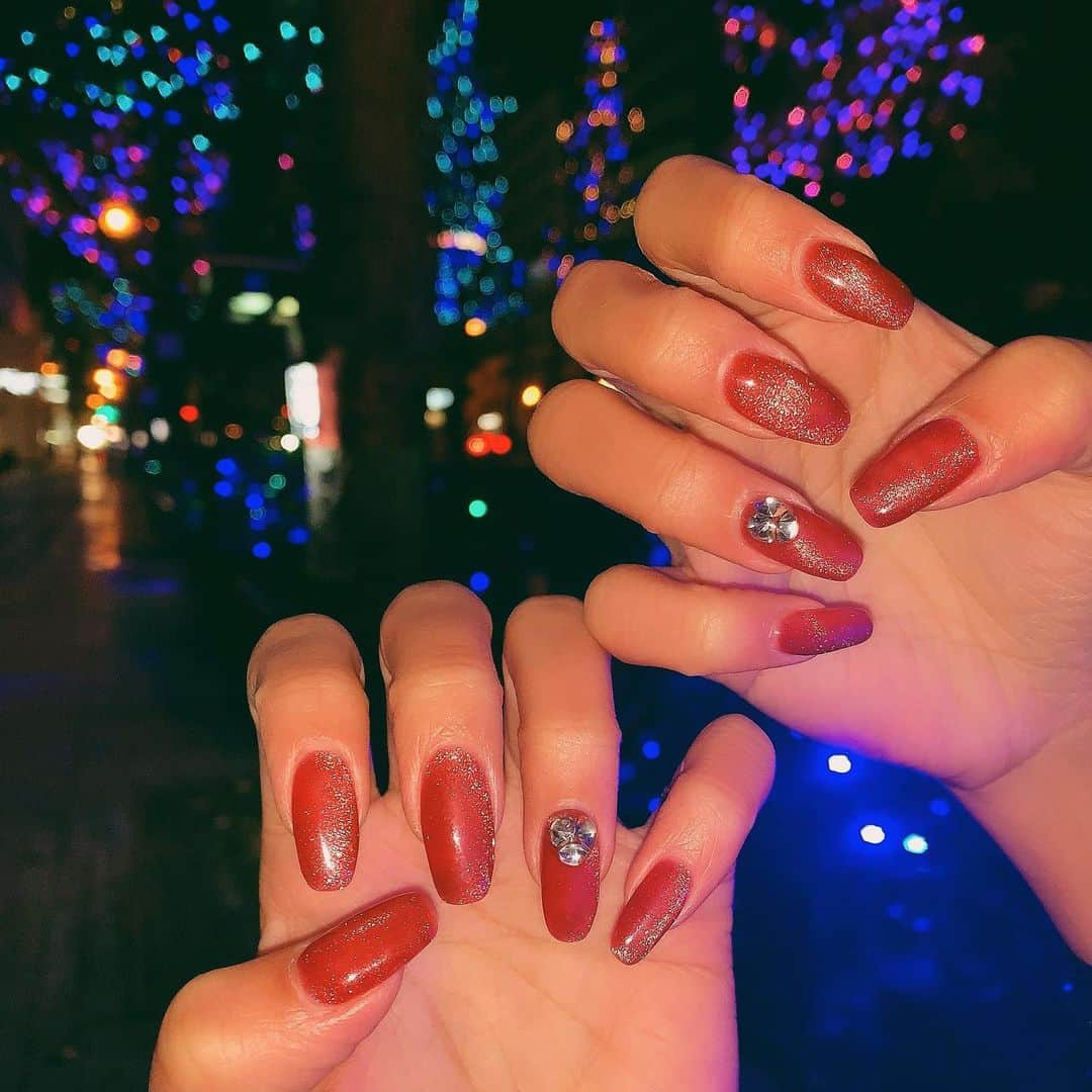 鈴木まりなのインスタグラム：「New Nail   @list.nail 担当 盛さん クリスマス仕様に 赤のマグネットネイル🌹      ↓↓↓ List. 📞06-6253-0031 📍大阪府大阪市中央区南船場4-12-8 関西心斎橋ビル7Ｆ         #マリナネイル #ネイルデザイン #マグネットネイル #大阪ネイルサロン #ネイルでマインドリセット  #list_nail #nail #naildesign #magnetnails #nailsofinstagram #nailitdaily #nailsmagazine #nailonfleek #firenails」