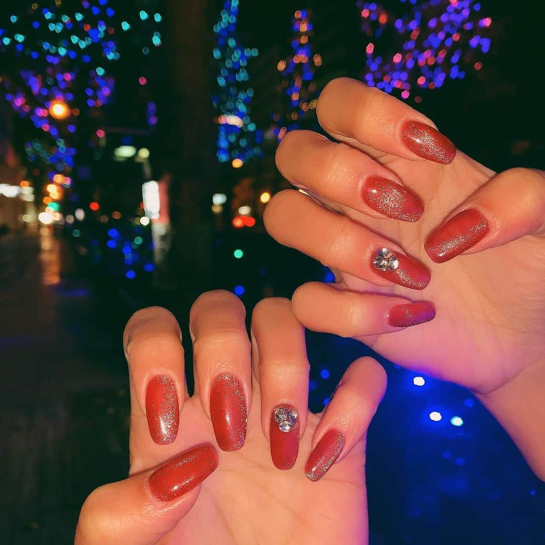 鈴木まりなさんのインスタグラム写真 - (鈴木まりなInstagram)「New Nail   @list.nail 担当 盛さん クリスマス仕様に 赤のマグネットネイル🌹      ↓↓↓ List. 📞06-6253-0031 📍大阪府大阪市中央区南船場4-12-8 関西心斎橋ビル7Ｆ         #マリナネイル #ネイルデザイン #マグネットネイル #大阪ネイルサロン #ネイルでマインドリセット  #list_nail #nail #naildesign #magnetnails #nailsofinstagram #nailitdaily #nailsmagazine #nailonfleek #firenails」12月5日 22時13分 - marina_suzuki_official