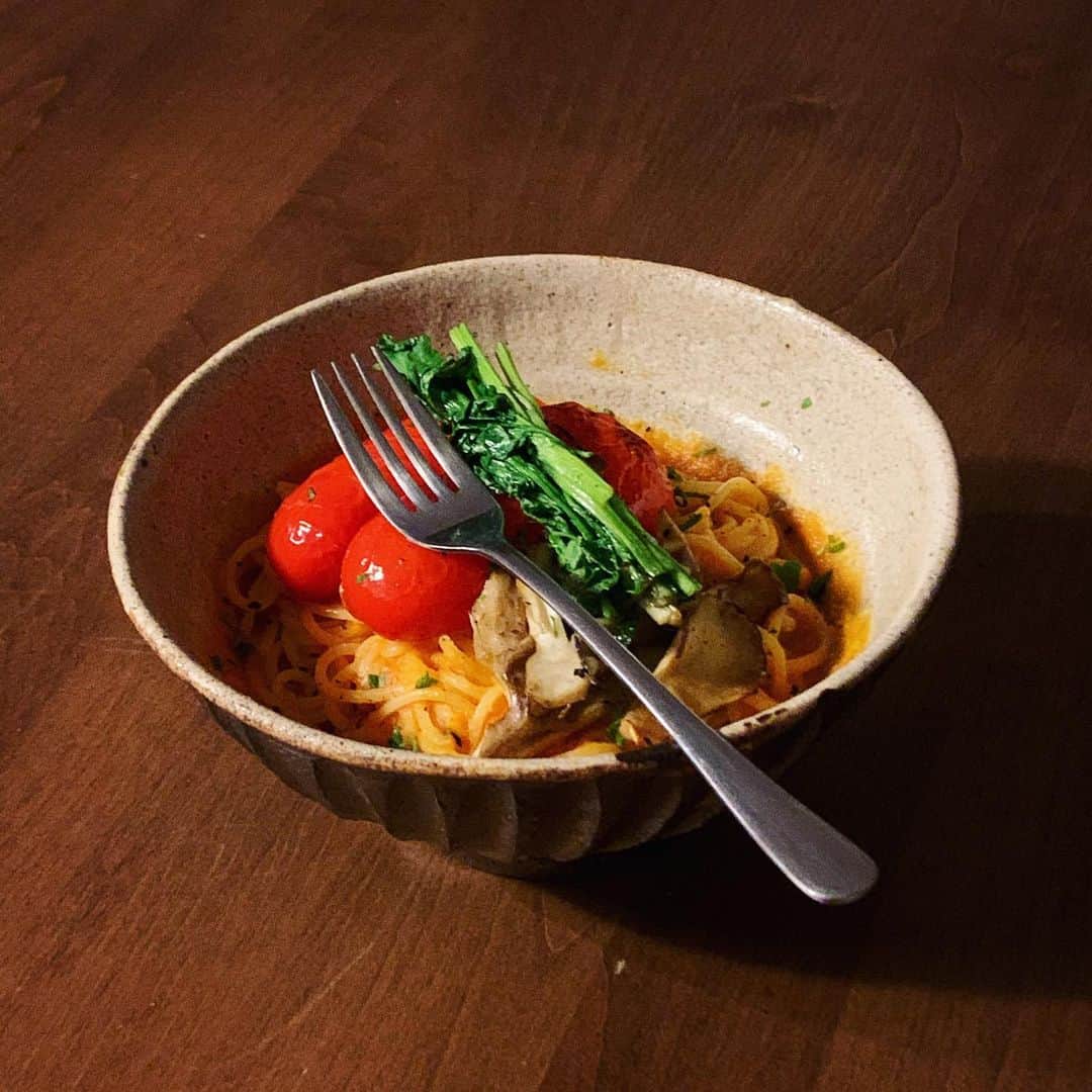 のインスタグラム：「パスタ土器  #丼 #パスタ #トマト #パプリカ #せり #まいたけ」