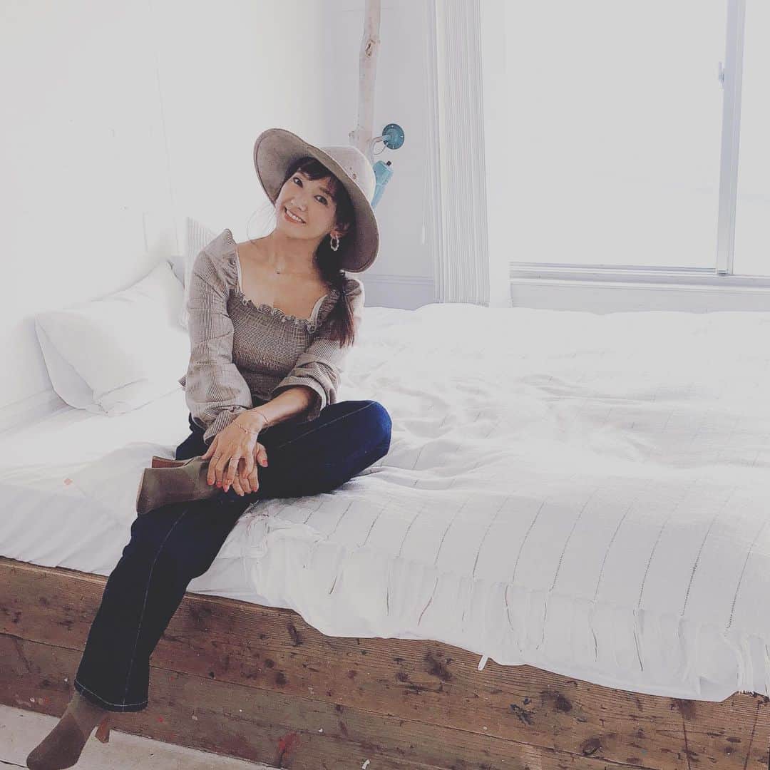 のインスタグラム：「♡ ♡ ♡ ♡  冷たい雨のドヨウビ  でも　友だちと  気持ちのよい空間で楽しく♪  過ごせました♡ 今日もイチニチ  感謝♡  @beach_party_shonan   あしたも開催♪ また楽しい  １日になりそうです♡  おつかれさまでした♡  #love ♡ が詰まった１日♡  #gblue#kamakurajapan #shimplehouse #稲村ヶ崎#湘南 #shonan#workshop #今日のコーデ #beachlife #mylife #海のある生活 🌵#鎌倉#七里ヶ浜#週末の過ごし方」