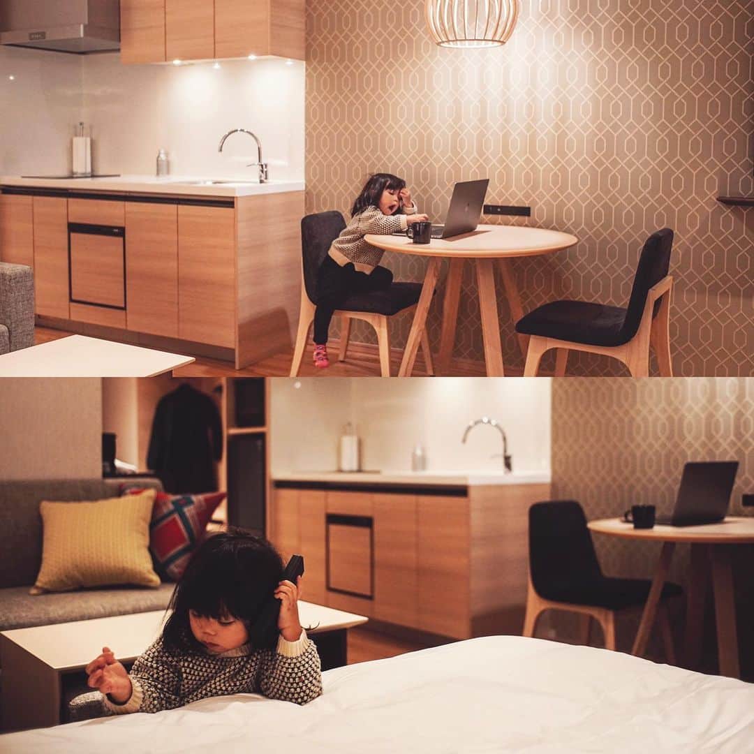 Naokoさんのインスタグラム写真 - (NaokoInstagram)「@hyatthousekanazawa ✨  金沢旅ではHYATT CENTRIC KANAZAWAの隣りにある @hyatthousekanazawa にも宿泊させていただきました。  こちらは客室のほとんどにキッチンがついているので私のように子連れ旅行ファミリーにはとても過ごしやすいと思います！  娘もすっかりその空間が気に入ったようで パパの真似してお仕事モード全開でごっこ遊びたのしんでいました😂  魅力的な金沢旅行なので連泊したり長期滞在にもおススメです！美味しい食材を調達してここで食べるのも絶対楽しいです✨お皿や調理た器具もついているので楽ちんなのも魅力です。  そして両ホテル共にですが、部屋にあるペットボトルのサービスがアルミ缶になり、各フロアにあるウォーターサーバーで詰め替えたりと環境問題にも取り組んでいることに共感しました😉  とても心地の良いホテルです。是非金沢旅行の際は検討してみてください✨  #hyatthousekanazawa  #hyatt #金沢旅行  #kanazawa」12月5日 22時18分 - chiaoking