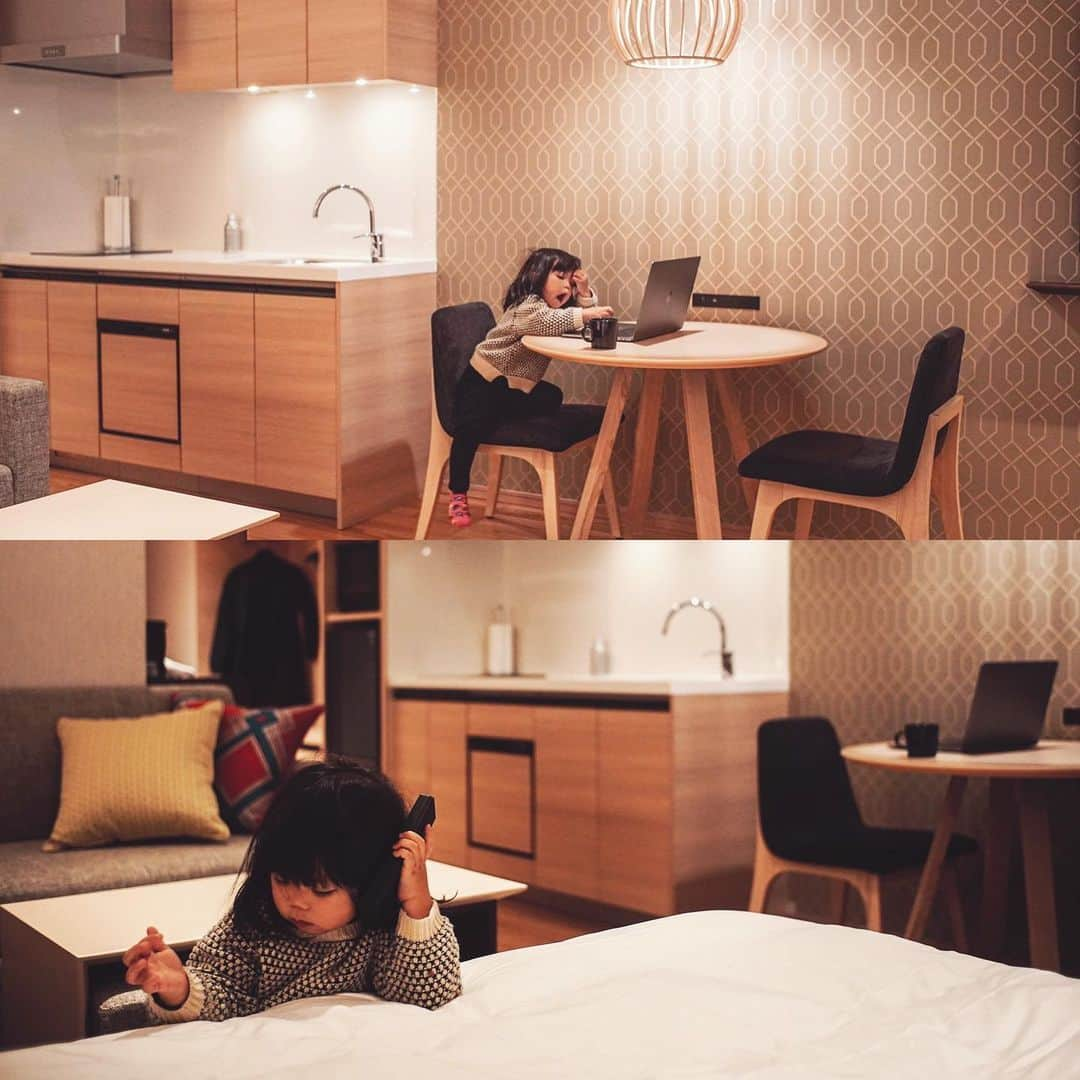 Naokoのインスタグラム：「@hyatthousekanazawa ✨  金沢旅ではHYATT CENTRIC KANAZAWAの隣りにある @hyatthousekanazawa にも宿泊させていただきました。  こちらは客室のほとんどにキッチンがついているので私のように子連れ旅行ファミリーにはとても過ごしやすいと思います！  娘もすっかりその空間が気に入ったようで パパの真似してお仕事モード全開でごっこ遊びたのしんでいました😂  魅力的な金沢旅行なので連泊したり長期滞在にもおススメです！美味しい食材を調達してここで食べるのも絶対楽しいです✨お皿や調理た器具もついているので楽ちんなのも魅力です。  そして両ホテル共にですが、部屋にあるペットボトルのサービスがアルミ缶になり、各フロアにあるウォーターサーバーで詰め替えたりと環境問題にも取り組んでいることに共感しました😉  とても心地の良いホテルです。是非金沢旅行の際は検討してみてください✨  #hyatthousekanazawa  #hyatt #金沢旅行  #kanazawa」