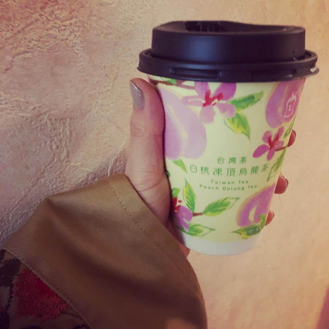 のインスタグラム：「台湾に、行き、たい、わん  #我要去台湾　#台北　#台湾茶　#あのお店行きたいなぁ　#lawson #machicafe  #白桃　#凍頂烏龍茶」