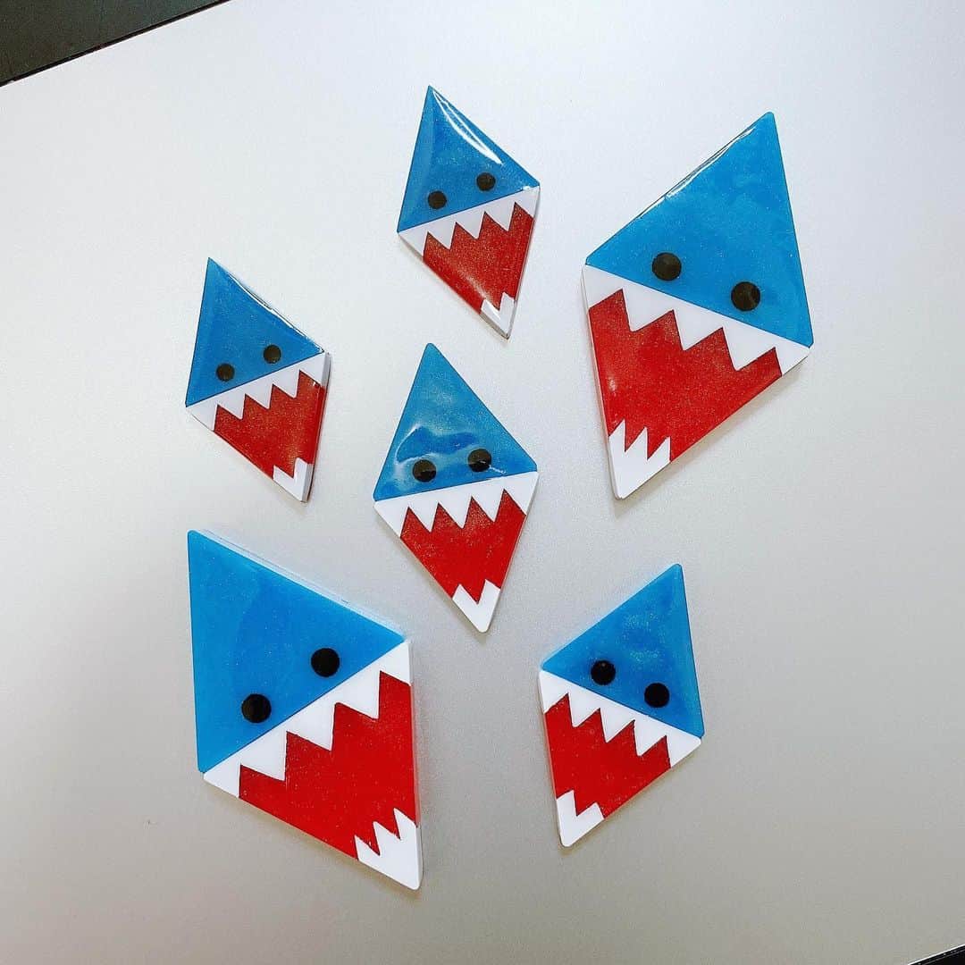 小桃のインスタグラム：「準備中～🦈 Testings~~~  #gawrt #chumbuds #gawrgura #vtuber #がうるぐら #handmade #cosplay #cosplayprop #hairpins」