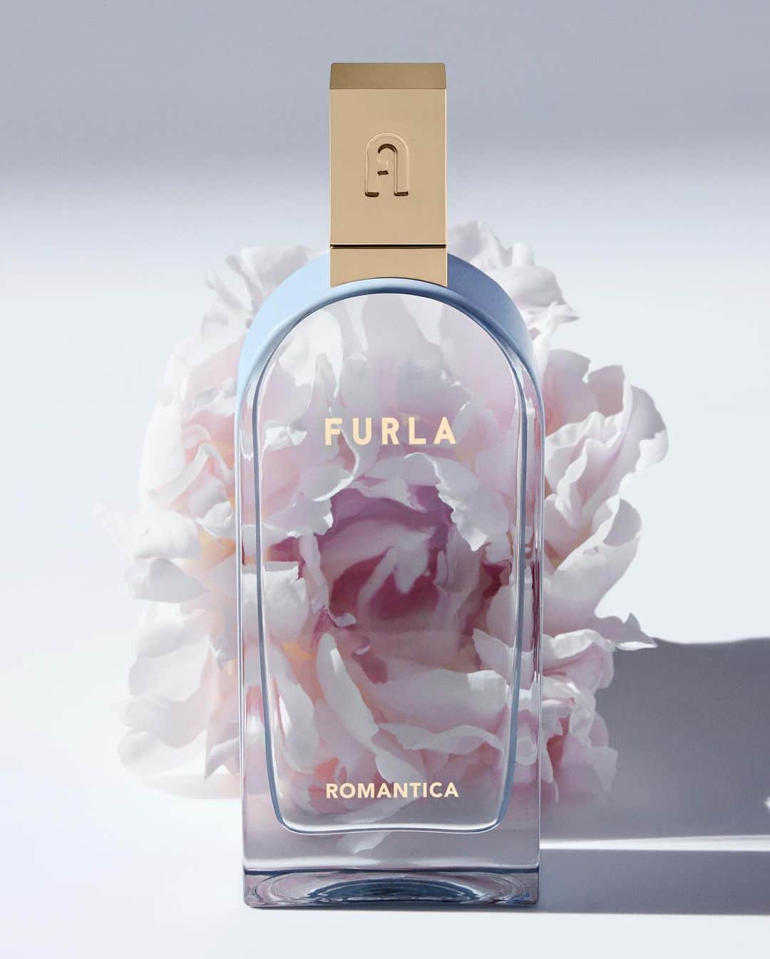 フルラのインスタグラム：「Five scents to express yourself. The first collection of fragrances signed by Furla, inspired by the arch. Find your match.  #thefurlasociety #furlafeeling #newcollection #furla #accessories #fashion #furlafragrance」