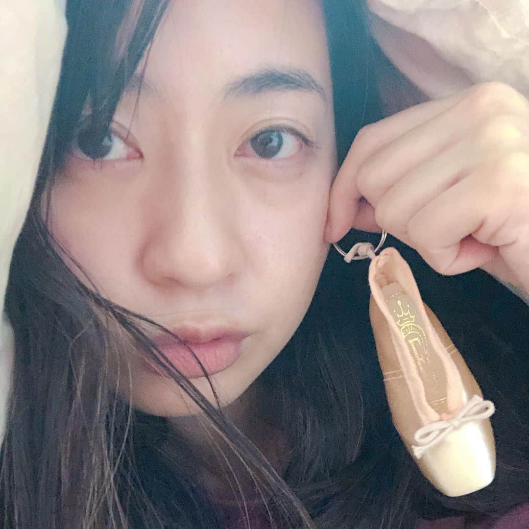 今井安紀さんのインスタグラム写真 - (今井安紀Instagram)「I bought a miniature Freed of London pointe shoe keyring. フリードのポアント(トゥシューズ)のキーホルダー買った。フリードのポアント履いてないけど。  Camera: iPhone Editor: @foodieapp.official   #nomakeup #japanesegirl #freed #ballet #pointeshoes #keyring #pointe #toeshoes #me  #すっぴん #フリード #ポアント #トゥーシューズ #バレエグッズ #キーリング」12月5日 22時28分 - i_am_akinyan0826