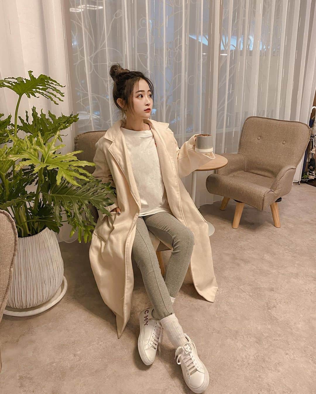 徐薇涵（Wei Han Xu）のインスタグラム：「健身完來一間巷弄咖啡館☕️ 畢竟夢想想要開店 市調還是要做足的😛 我跟蓉都點了黑糖係飲品 天冷好適合喝一杯呀❄️ 配上軟硬甜度適中的肉桂卷😋 美好的一天♡」