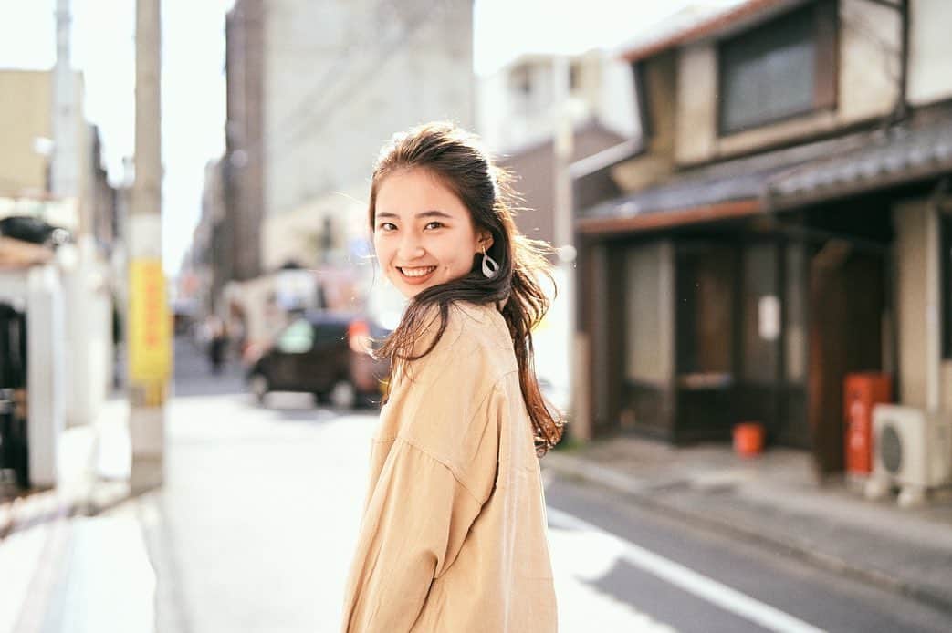 𝐊𝐚𝐤𝐢𝐠𝐢𝐅𝐮𝐤𝐚のインスタグラム：「． ． 京都って普通の道でもすごく素敵🌼 ． めちゃくちゃ寒い日だったけど スマイル歌いながら日向でルンルンに歩いた日💭🙊 ． いつでーもスマイルしーようね😄✨」