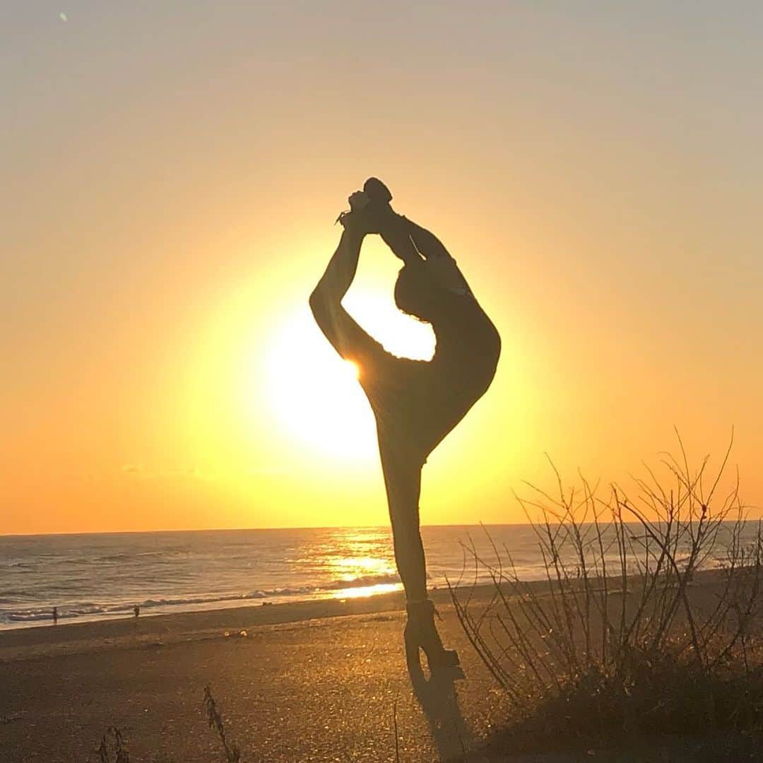 のインスタグラム：「輝く夕日ビールマン #ビールマンMION  元気出た〜？ . . . #太陽 #夕日 #夕陽 #夕焼け #サンセット #夕空 #海 #空 #空が好き #sunset  #beach  #view #ダレカニミセタイケシキ  #ダレカニミセタイソラ  #japanesegirl #shizuoka #japan #miontenrei🌹」