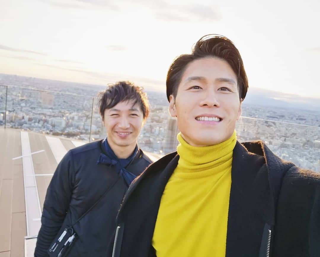 梅川壱ノ介（舞踊家）のインスタグラム：「太陽が気持ちよくて  𝙄𝙩 𝙬𝙖𝙨 𝙖 𝙨𝙝𝙤𝙤𝙩 𝙛𝙤𝙧 𝙔𝙤𝙪𝙏𝙪𝙗𝙚! ￣￣￣￣￣￣￣￣￣￣￣￣￣￣￣￣￣￣￣￣￣￣￣ YouTubeのオープニング映像の撮影でした。  初め登った、SHIBUYA SKY🔆 抜け感が半端なくて、最高に気持ちよかった！  YouTube、今月にはスタート出来るように編集頑張ります👍👍👍  #梅川壱ノ介 #日本舞踊 #舞踊家 #伝統芸能 #日本文化 #にほん #伝統美 #日本の四季 #日本の美 #自然 #YouTube #ユーチューブ #渋谷スカイ #渋谷 #太陽 #気持ちいい #撮影 #shibuyasky」