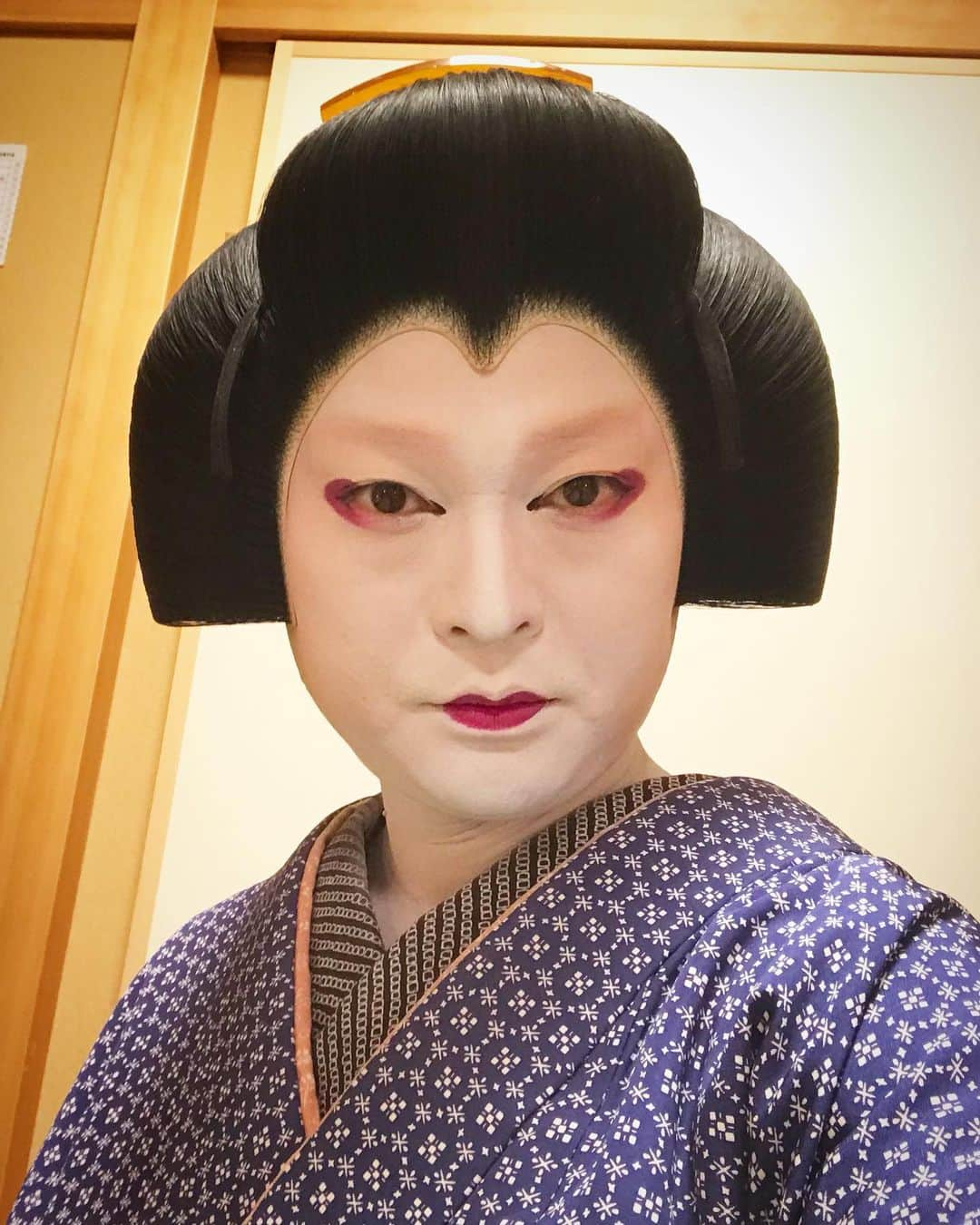 片岡千壽さんのインスタグラム写真 - (片岡千壽Instagram)「本日、京都吉例顔見世興行初日を迎えました。 久しぶりのお客様の拍手。  震えました。久しぶりの本公演。緊張しましたが、只々旦那に教わった事、旦那のおきさを見てきた脳裏の映像、そして今まで経験して来た引き出しをフルに出そうと思いましたがそないうまく行くものでもありません。  終演後の頭の中は明日からの舞台に向けての反省、そして明日楽屋入りまでの身体のささいな変化に集中して。 日々大事に、幸せ、感謝を感じながら緊張感を持って過ごしたいと文字を打ちながら改めて感じております。  さぁ明日に向けて‼️  #京都 #師走 #南座 #吉例顔見世興行 #歌舞伎 #吉田屋 #松本幸四郎 #中村壱太郎 #片岡千壽 #片岡千次郎 #おきさ #緊張 #明日に向けて」12月5日 22時40分 - senju.kataoka