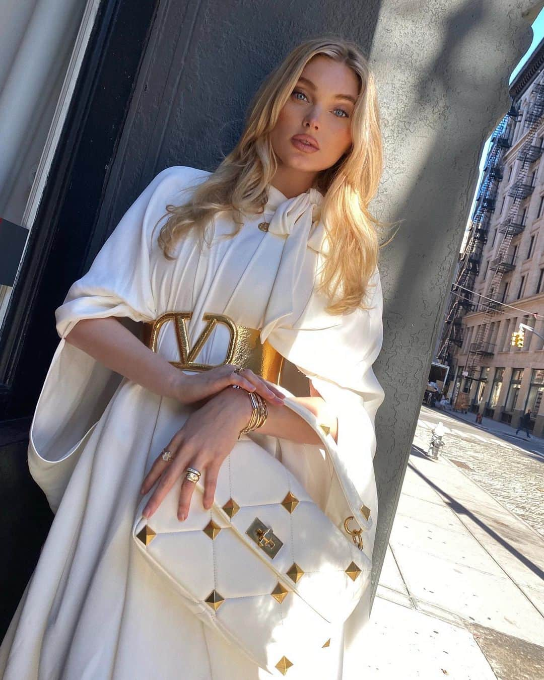 エルザ・ホスクさんのインスタグラム写真 - (エルザ・ホスクInstagram)「Taking my Valentino Garavani #RomanStud bag out for a spin✨ @maisonvalentino  #ad」12月5日 22時42分 - hoskelsa