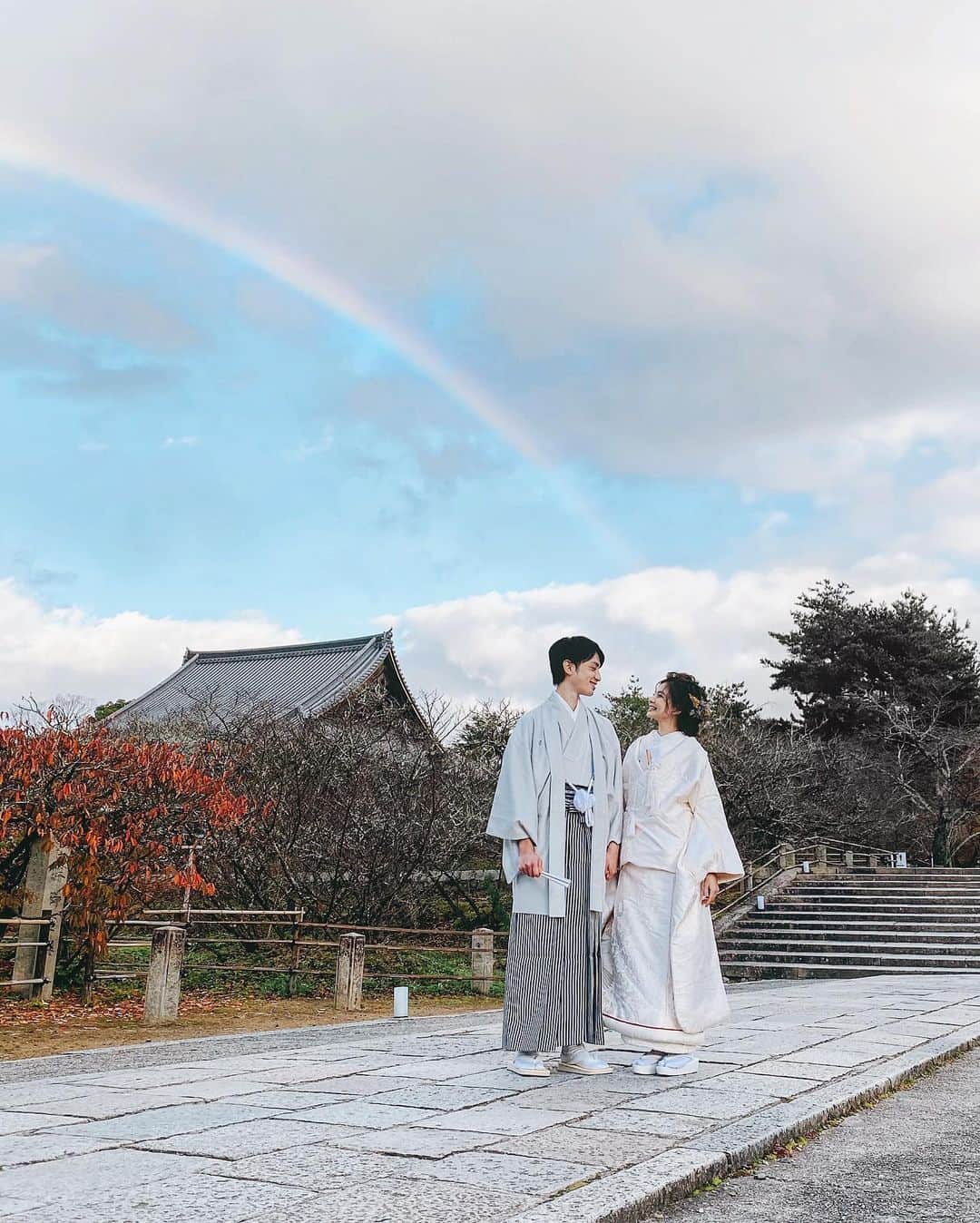 畑有里紗さんのインスタグラム写真 - (畑有里紗Instagram)「夫婦でブライダルのお仕事👘 京都の世界遺産のお寺で和装でした！ これはオフショット！  朝の4時入りでヘアメイク着付けがスタートして 明るくなり出した頃から 撮影スタートしたのですが 途中こんなにも長くて綺麗な虹が🌈 自分たちがいるところは 晴れてたのでまさかこんな景色が見れるとは🥺 ラッキーすぎる👏✨  スタッフのみなさんと和気藹々とした現場で とても楽しい時間でした＾＾ 映像メインのお仕事だったので また公開されたら載せます💫  .  #ありーとしょーちゃん#ブライダル#ブライダル撮影#和装ブライダル#ブライダルヘア#和装ヘア#和装前撮り#仁和寺#京都#世界遺産#虹#ブライダルヘア#前撮り#前撮り和装#プレ花嫁#卒花嫁#和装婚#和装」12月5日 22時42分 - arii_m36