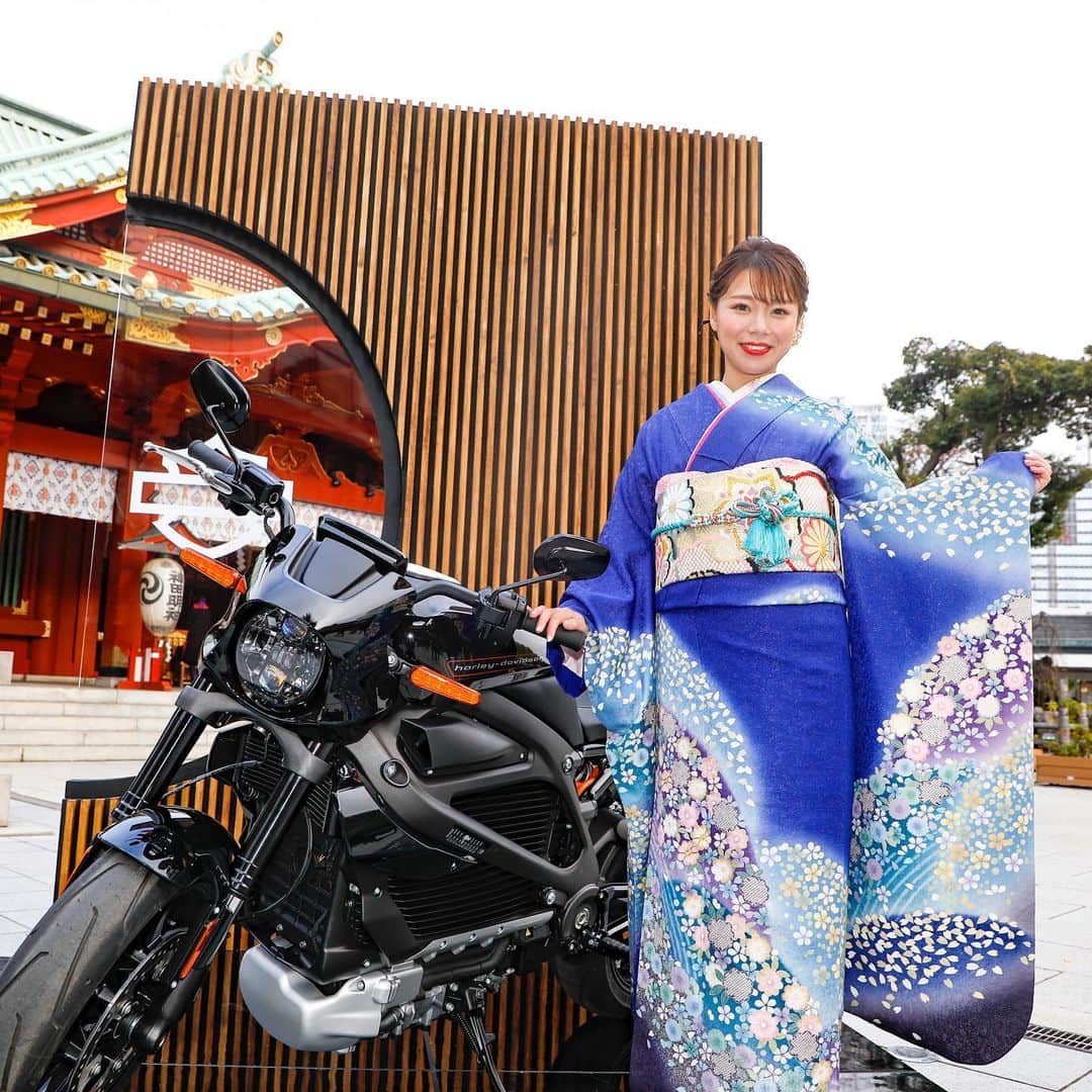 Harley-Davidson Japanさんのインスタグラム写真 - (Harley-Davidson JapanInstagram)「艶やかな門出。#ハーレー #harley #ハーレーダビッドソン #harleydavidson #バイク #bike #オートバイ #motorcycle #ライブワイヤー #LiveWire #elw #電動スポーツバイク #electricsportbike #ev #スリル #thrills #着物 #kimono #振袖 #furisode #神田明神 #kandamyojin #東京 #tokyo #2020 #自由 #freedom」12月5日 22時53分 - harleydavidsonjapan