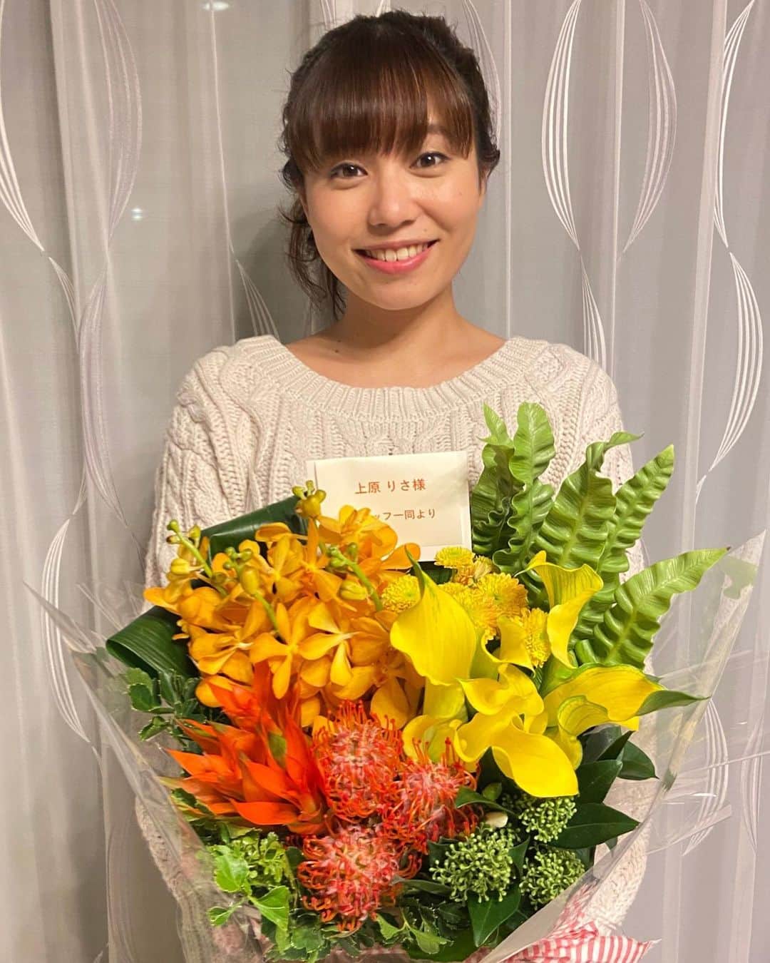 上原りささんのインスタグラム写真 - (上原りさInstagram)「先日お仕事で綺麗なお花を頂きました✨ ありがとうございます！ 。 またお知らせできるようになったらしますね☺️ 。 #お花のある暮らし ＃華やぐ　#気分上がる ✨」12月5日 22時45分 - uehara_risa_official