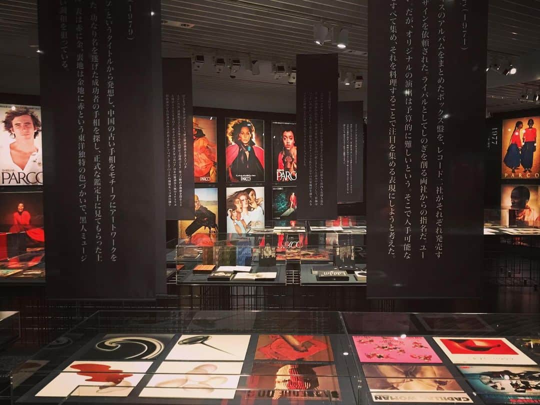 河尻亨一のインスタグラム：「ギンザ・グラフィック・ギャラリーの石岡瑛子展、始まりました（12月4日）。前後期に分けて、これから3月19日まで続きます。  前期は「アド・キャンペーン」篇として、資生堂やパルコの広告がメイン、後期の「グラフィック・アート」篇では、作品色の強いグラフィックを主にご紹介します。ブックデザインの仕事は、前後期に分けて展示。  ポスターや本などの現物は、地下１階にディスプレイしていますが、１Fスペースも見応えがあります。選びに選んだ瑛子さんのクリエイティブ名言とEDP Graphic worksさんによる"EIKOオマージュ"のモーショングラフィック作品を堪能してください。  会場に流れる瑛子さんのボイスは、2011年に私がNYのオフィスで、ロングインタビューしたときのもの。瑛子さんの声が天から降りてくるようです。  展示タイトルの「グラフィックデザインはサバイブできるか？」というのも、そのときの記事から取りました。  拙著『TIMELESS 石岡瑛子とその時代』も会場と隣接アートショップのMMMで販売中！　なにぶん分厚いですから、お正月休みにでもじっくり読んでいただきたいと。  評伝も時間かかりましたが、この展示も同じくらい準備に労力費やしました。プロジェクトが立ち上がったのが約５年前。  石岡怜子さんのディレクションのもと、私含めてスタッフ・関係者のみなさんが、スクラップ＆ビルドを繰り返し形にした血と汗と涙の結晶です。後期に向けてさらなるアップデートを目指します。  ちなみに本展の会場は写真撮影可（前期に関して。後期は検討中）。  感染対策なさって、ぜひご来場ください。 ※予約など不要ですが、混雑状況によっては入場制限がございます。  （会場と展示概要）  ★ギンザ・グラフィック・ギャラリー（ggg） SURVIVE - EIKO ISHIOKA ／石岡瑛子 グラフィックデザインはサバイブできるか  東京都中央区銀座7－7－2 DNP銀座ビル1F/B1 入場無料 11:00am－7：00pm 日曜・祝日休館  会期を前期、後期に分け作品の入れ替えを行います。 前期 ｛広告・キャンペーン｝：2020年12月4日（金）－2021年1月23日（土） 後期 ｛グラフィック・アート｝：2021年2月3日（水）－2021年3月19日（金） [冬期休館：2020年12月28日（月）－2021年1月5日（火）]  ★監修 石岡怜子　河尻亨一  ★デザイン 永井裕明（N.G.inc.）  ★展示構成 中沢仁美（シービーケー）  ★展示映像 加藤貴大（motion graphic director）＋熊本直樹（design director）＋ EDP graphic works（motion graphic design）  #石岡瑛子展  #ggg」