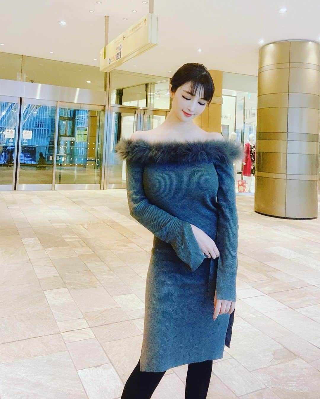 森下悠里さんのインスタグラム写真 - (森下悠里Instagram)「大好評のこちらのワンピ ファー取れるの💓 ファーがあるのと無いの どっちがいいかな？ - - #op #knit #direction #dress」12月5日 22時46分 - yuurimorishita