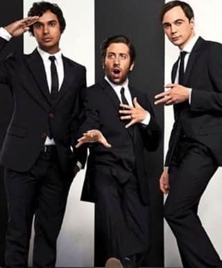 ビッグバン★セオリーのインスタグラム：「Men in Black 😂  . . . @therealjimparsons @kaleycuoco @sanctionedjohnnygalecki @missmayim @themelissarauch #competition #giveaway #johnnygalecki #mayimbialik #kaleycuoco #melissarauch #simonhelberg #jimparsons #jerryoconnell #kunalnayyar #leonardhofstadter #amyfarrahfowler #pennyhofstadter #bernadettewolowitz #sheldoncooper #thebigbangtheory #bigbangtheory」