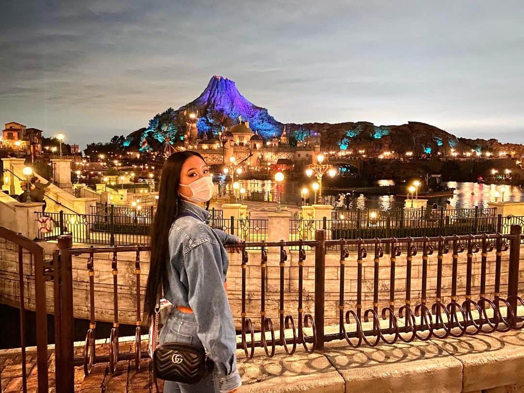 のインスタグラム：「🌋✨🌋✨🌋✨🌋✨🌋✨ . . . #dancer#voguer#disney#disneyphoto #disneyphotography#disneysea#disneygram #tokyodisneysea#tokyodisneyresort #mountprometheus#mysteriousisland #mediterraneanharbor#gucci#guccibag #travel#disneytravel#houseoforicci #houseoforiccijapan#ayanaoricci」