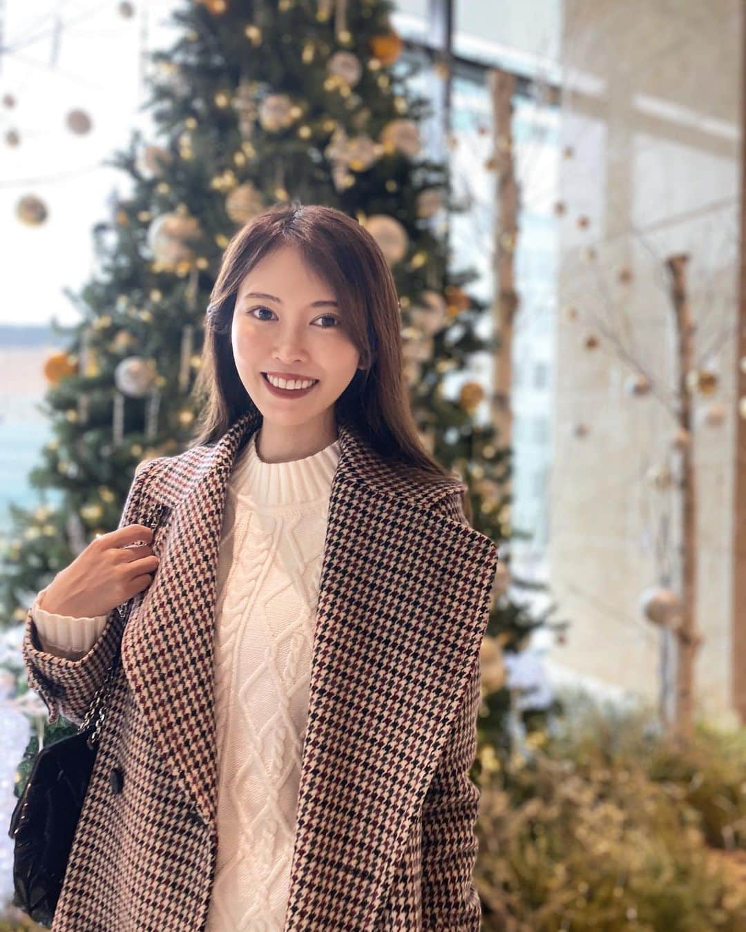 清水愛美さんのインスタグラム写真 - (清水愛美Instagram)「クリスマスツリーとっ🎄💓 * もう少しでクリスマスですねっっ❣️ イルミネーションとかみにいきたい ものです❄️🥺💓 * #tops @gap_jp  #gap #outer @drwcys_official  #drwcys  #skirt @zara #zara * #クリスマスツリー #xmas #楽しみ #code #コーデ」12月5日 22時53分 - manami_s0902