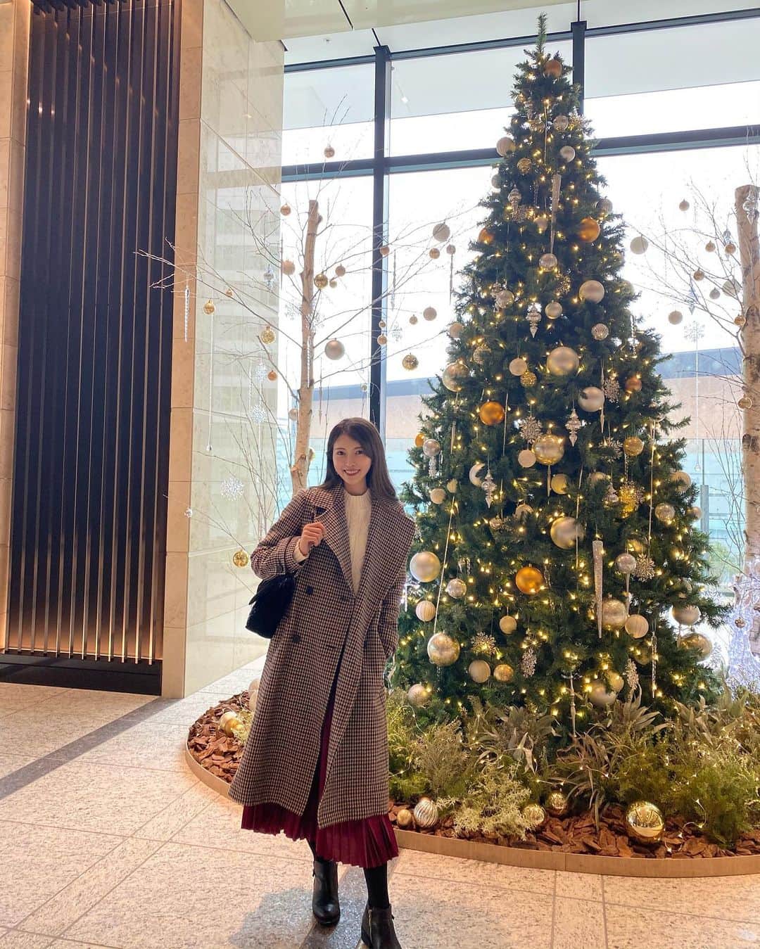 清水愛美さんのインスタグラム写真 - (清水愛美Instagram)「クリスマスツリーとっ🎄💓 * もう少しでクリスマスですねっっ❣️ イルミネーションとかみにいきたい ものです❄️🥺💓 * #tops @gap_jp  #gap #outer @drwcys_official  #drwcys  #skirt @zara #zara * #クリスマスツリー #xmas #楽しみ #code #コーデ」12月5日 22時53分 - manami_s0902
