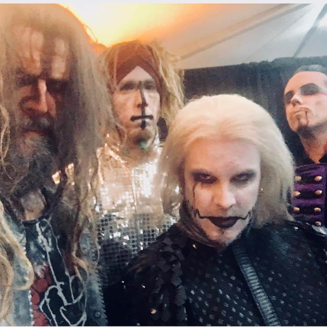 ロブ・ゾンビのインスタグラム：「Damn! It’s now officially been over a year since this bunch of bananas has been able to rock . Our last show was 🇲🇽 Mexico City on December 1st. That was a fucking insane gig. 50,000 going loco! 👍🏼 2021 anyone? #robzombie #john5 #piggyd gingerfish #mexico🇲🇽」