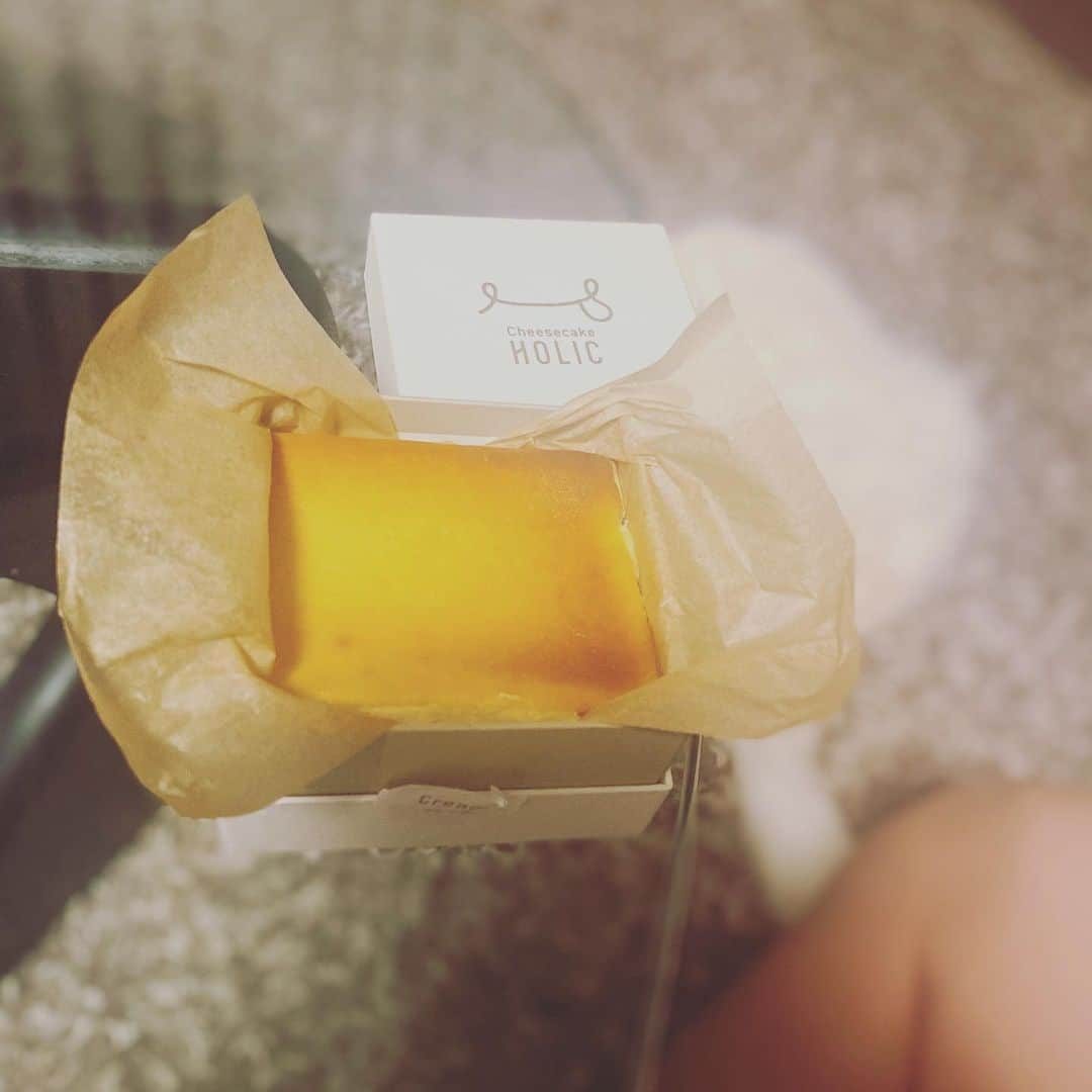 藤田富のインスタグラム：「このチーズケーキこれで2500円。 あり得ないよね。 バカ高い。 でも買ってしまった。 最近頑張ってるご褒美。 明日の楽しみ。」