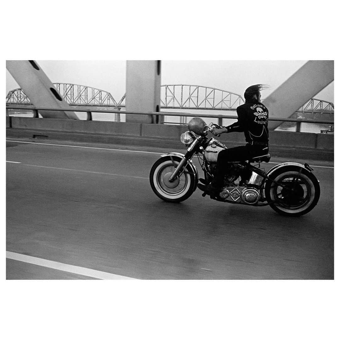 Magnum Photosさんのインスタグラム写真 - (Magnum PhotosInstagram)「Danny Lyon’s (@dannylyonphotos) photographs of Outlaw gang members, helmetless with the wind in their hair, on the open roads of America, capture a mythologized facet of American youth culture.⁠ .⁠ A new collection of fine prints by Magnum photographers is available on the Magnum Shop and included in the Magnum Holiday Gift Guide 2020.⁠ .⁠ Browse the collection at the link in bio.⁠ .⁠ PHOTO: Crossing the Ohio. Louisville, Kentucky. 1966.⁠ .⁠ © @dannylyonphotos/#MagnumPhotos」12月5日 23時01分 - magnumphotos