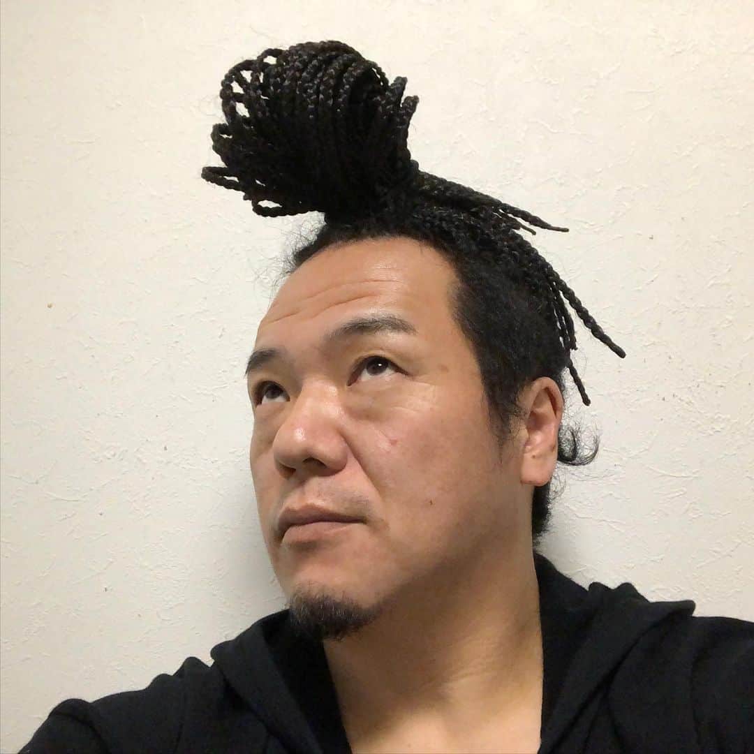 のインスタグラム：「家に居る時は こんな感じで過ごしてます  宅配が届き、この格好であることを忘れて出て、驚かれることがあります  驚かれる意味が分からなく『？』になり、鏡に映った自分を見て驚くことがあります  もし何かでネットの記事とかになった時、この写真が使われないことを願っております」