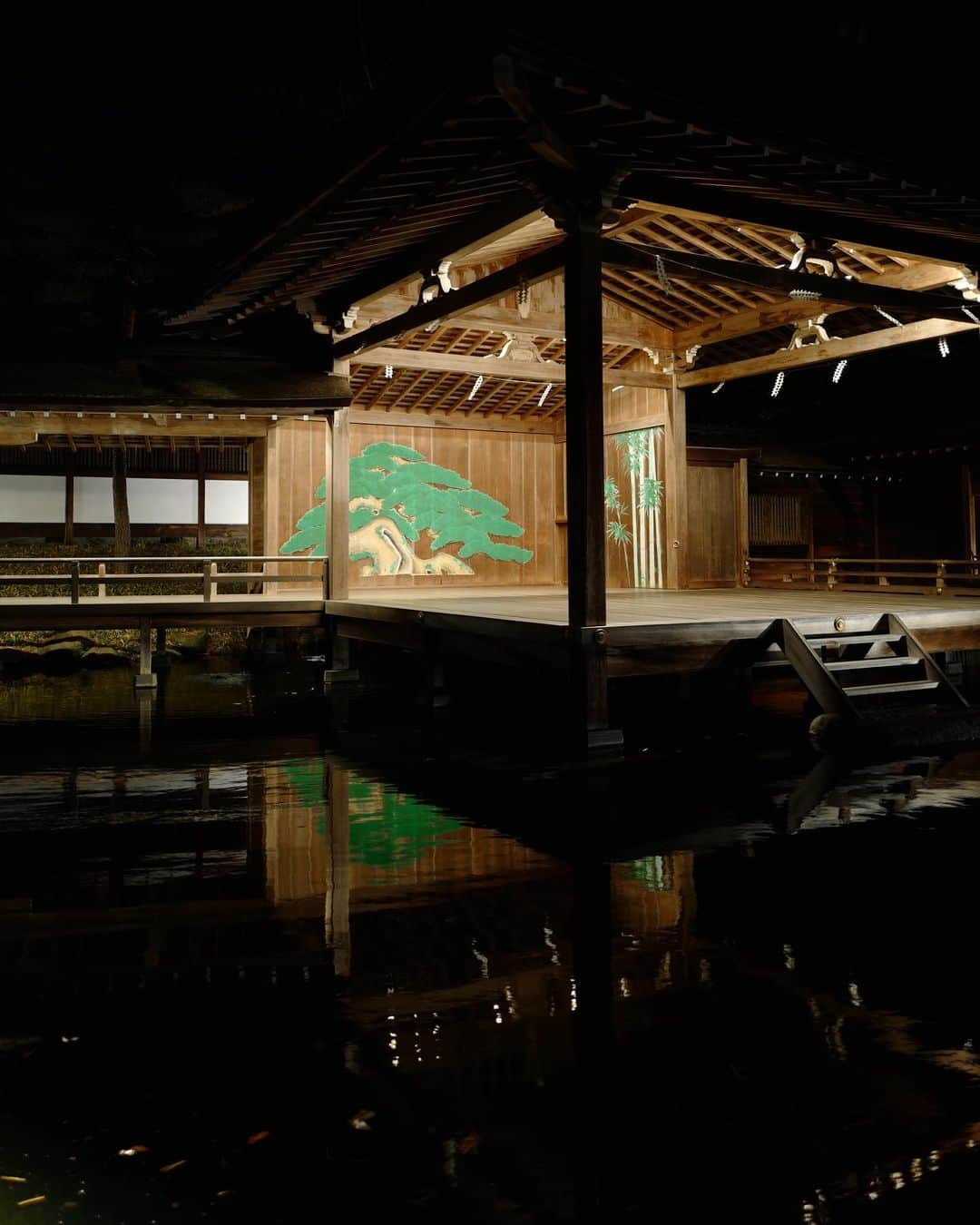 行方 久子 Hisako Namekataさんのインスタグラム写真 - (行方 久子 Hisako NamekataInstagram)「. こちらの神社にも、天照大御神さまが。  美しい星空の北杜市にある、池に浮かぶ麗しい能舞台のある身曾岐神社、 次は朝にお参りしたい。」12月5日 22時56分 - hisakonamekata