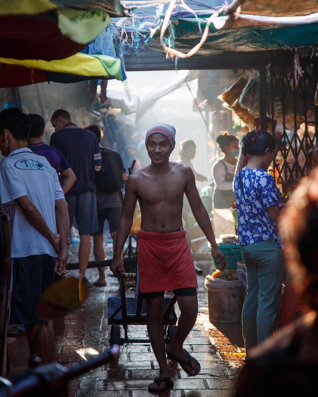 Shunsuke Miyatakeのインスタグラム：「A happy runway model with morning light, Phsar Derm Kor, Phnom Penh, Cambodia」