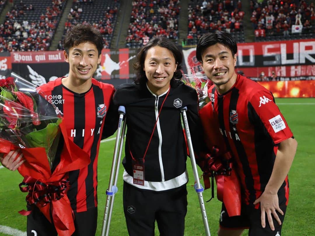 荒野拓馬さんのインスタグラム写真 - (荒野拓馬Instagram)「1年間、心から応援してくれてありがとうございました😊 横断幕も嬉しかったです！ また来年もドームで一緒に戦いましょう^_^ ラストアウェー二試合も頑張ります😁  そしてハヤさん、ナオさん。 2人ともほんとにお疲れ様でした、そしてありがとうございました😊思わず涙が出てしまったよ。まだまだ一緒にプレーしたかったけど、その分頑張るよ💪  今年J1で100試合も達成できたみたいです！ 感謝です。ありがとうございましたみんな家族から花束ということで、俺も家族化してる竜二さんから貰えました。うれしかったです！  さて、来季に向けてリハビリ頑張るか😤  #北海道コンサドーレ札幌 #札幌ドーム #ホーム最終戦 #1年間ありがとうございました #引退 #石川直樹 #早坂良太 #ありがとう #family」12月5日 22時57分 - aranotakuma_27
