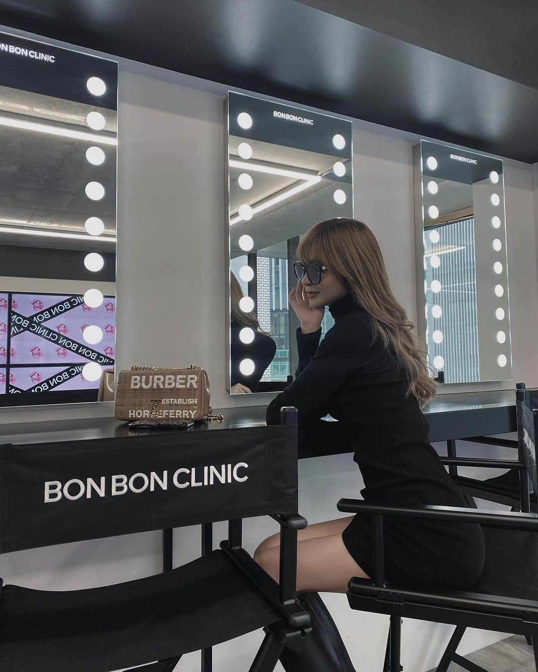 小原優花さんのインスタグラム写真 - (小原優花Instagram)「先日銀座の @bonbonclinic さんへ行ってきました🖤🖤 スタジオみたいなオシャレな内装と、スタッフの皆様がとっても優しくて本当に居心地の良いクリニックです🥺💕  今回は年越しまでに自分磨きしておこうと思って、美肌レーザーと医療脱毛とヒップのダーマペンをしてきました🙆‍♀️💓 ・ ・ お顔には、美容液の水流と吸引の力で毛穴の汚れを取り除き肌をつるつるにするハイドラピーリングをしてから、 @bonbonclinic さんだけのブラックダイヤモンドトーニングをしました👩🏼‍⚕️💜💜  毛穴ケア・肌の引き締め・美白・シミやたるみ予防など肌の調子を整えたい時に本当にオススメなメニューです🥰❤️ ・ ・ 医療脱毛は、 @bonbonclinic さんが痛さや熱さを感じにくい最新の蓄熱式マシンを使っていて、ビビっていたのが拍子抜けでした🤣✨ しかも麻酔も使ってもらえるので本当に痛みの心配ゼロです❤️❤️  エステの脱毛で終わりきらない部位だけ医療で仕上げるよ♡👶🏼 ・ ・ ヒップのダーマペンは、ストレッチマークを消してもらっていて今回で2回目でした🍑✨  顔のニキビ後や毛穴にはもちろん、美容液を塗りながら針の振動を与えて、肌の自然治癒力を高める治療なのでストレッチマークや妊娠線などにもアプローチできます🤗💗💗  ダーマペンの時も表面麻酔をしてもらえるので痛みの心配はありません😋💓 目安は10回なので、引き続き頑張って通いたいと思います😍✨   @bonbonclinic さん、今回もありがとうございました🙇‍♀️💕💕✨  #bonbonclinic #銀座 #美容クリニック #clinic #美肌 #美尻 #ケア」12月5日 22時57分 - yunkoro519