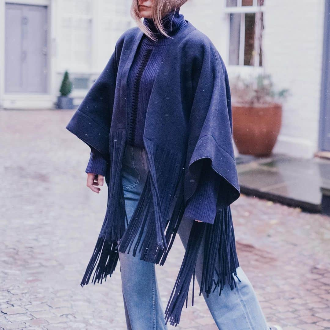 アマンダ ウェイクリーさんのインスタグラム写真 - (アマンダ ウェイクリーInstagram)「Short or long… these cosy capes are the perfect ‘throw on’ pieces to layer over chunky cashmeres and elevate your look. A touch of indulgent fringing adds a beautifully bohemian feel  #bohemianluxe #fringing #wintercoat #cape #kimono」12月5日 22時57分 - amandawakeley