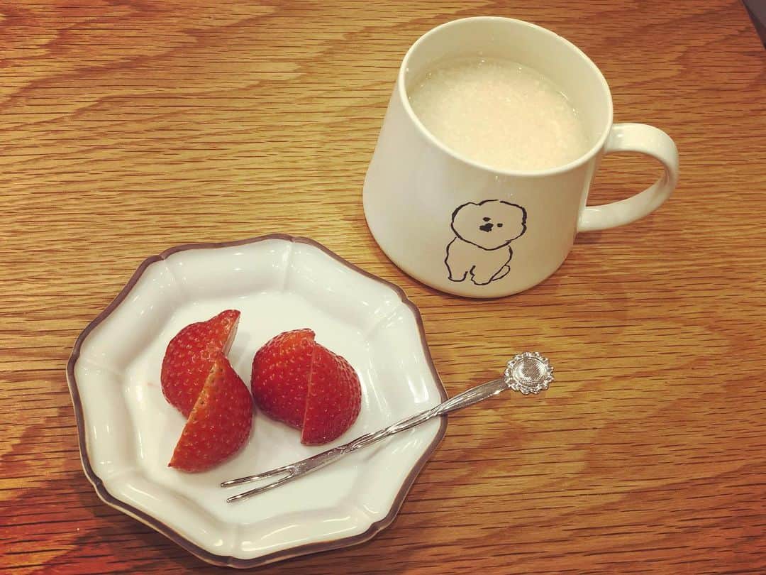 笛木優子のインスタグラム：「悩ましい夜 甘酒を。 酒粕から作りました。 うそです。  おやすみなさい🌙」