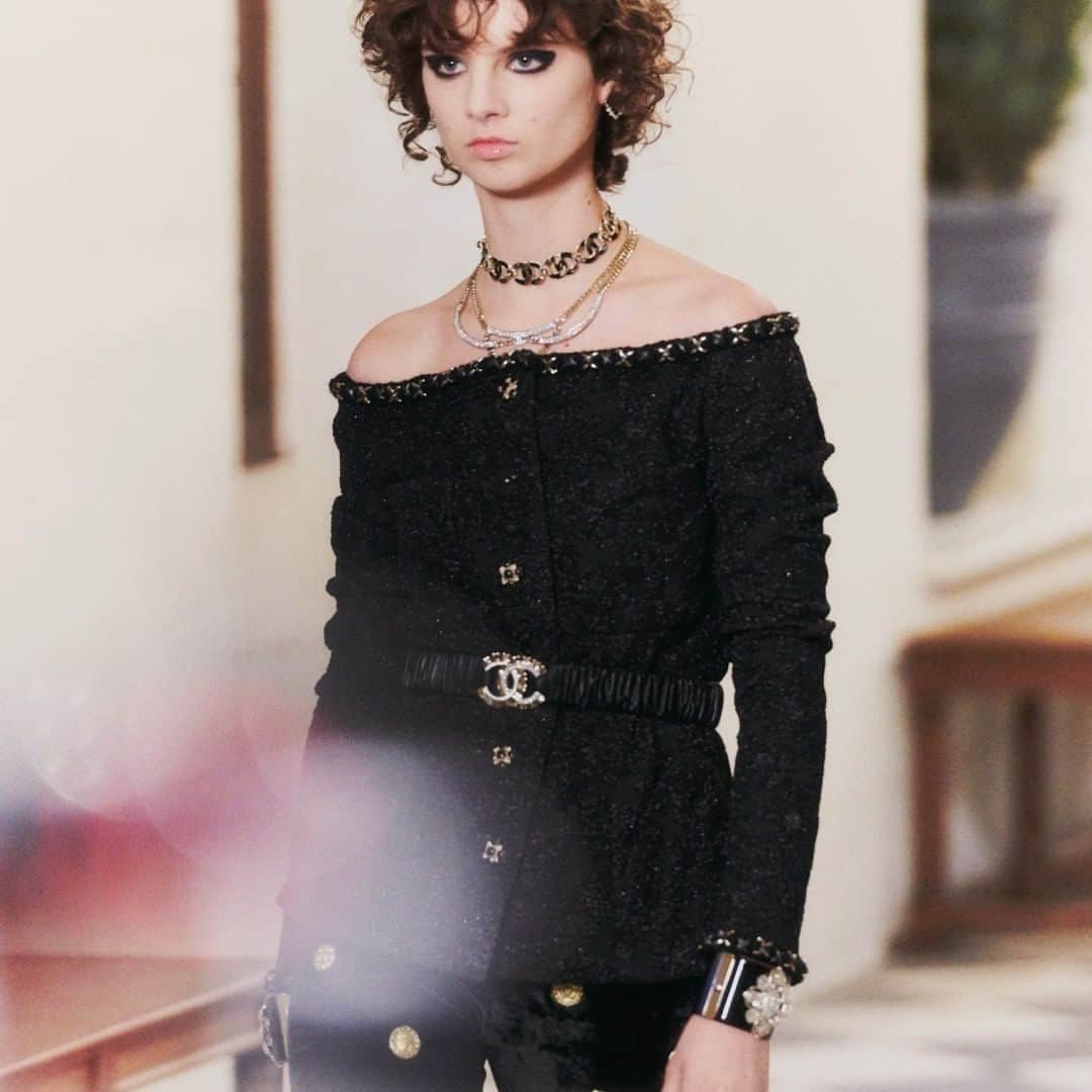 シャネルさんのインスタグラム写真 - (シャネルInstagram)「An off-the-shoulder edge lends a compelling appeal to an assertive black look.  ‘Le Château des Dames’, CHANEL 2020/21 Métiers d’art collection.  See all the looks at chanel.com  #CHANELMetiersdart #CHANEL @Le19M #Le19M @Maison_Lemarie #MaisonLemarie @GiselleNorman1」12月5日 23時00分 - chanelofficial