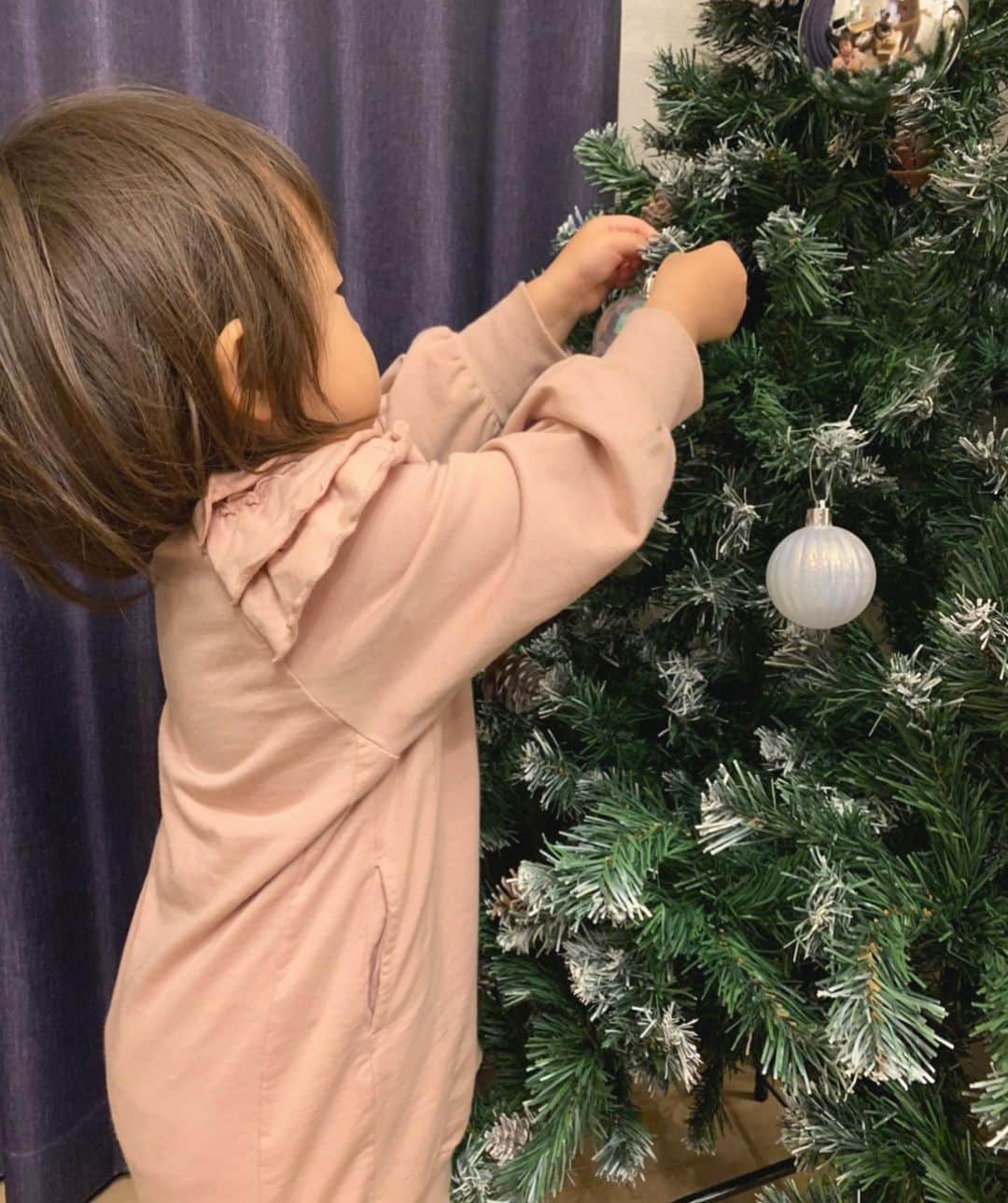 那須久美子さんのインスタグラム写真 - (那須久美子Instagram)「ツリーに飾り付け🎄  クリスマスまであと少し🎅💕  待ち遠しい。。。🎁  #クリスマス　#christmas #飾り付け　#2歳7ヶ月」12月5日 23時09分 - nasu_kumiko