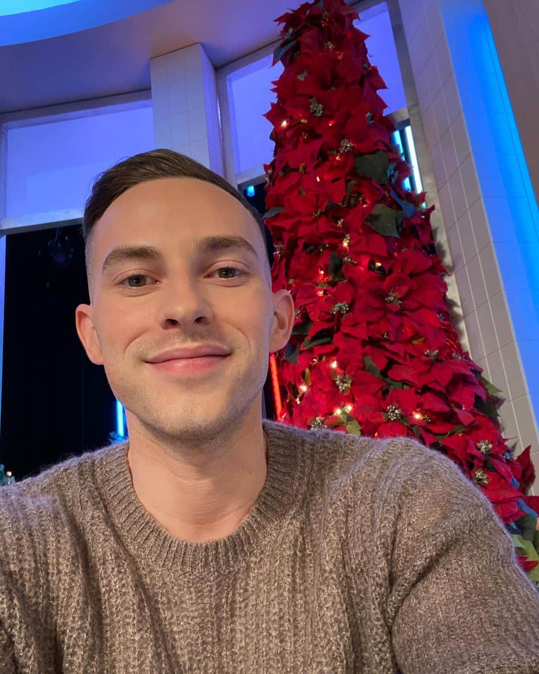 アダム・リッポンのインスタグラム：「I loved being a guest judge on Sugar Rush *Christmas* but what’s making me LOL is that the only two pictures I took the day we filmed are these」