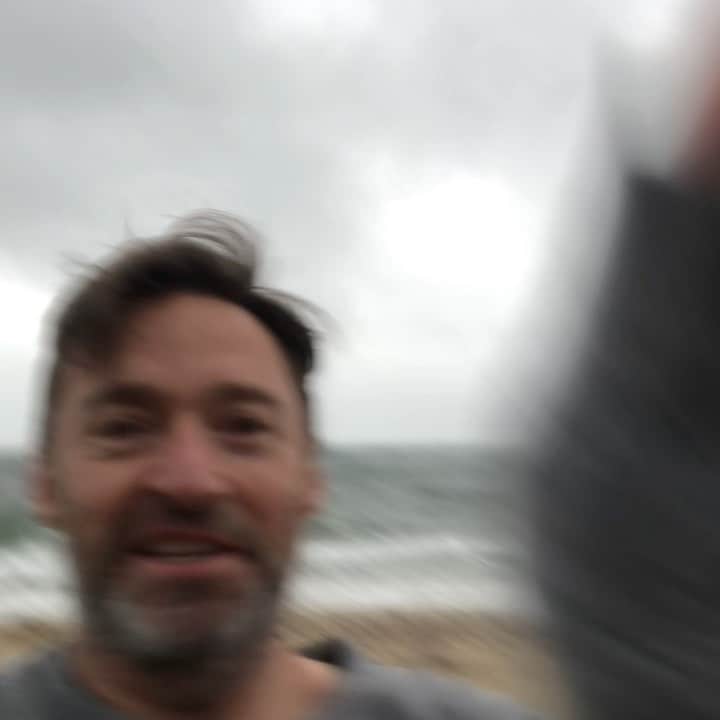 ヒュー・ジャックマンのインスタグラム：「My self-videoing skills ... on point as usual. #polarbear #plunge」