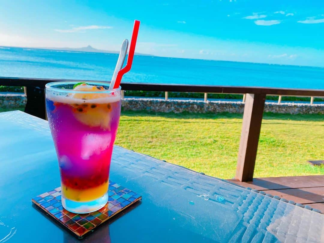 麻衣愛さんのインスタグラム写真 - (麻衣愛Instagram)「先日、海の見えるカフェでお茶しました🌺🍹 海も綺麗で飲み物もスイーツも映えでした💗美味💗  #沖縄 #沖縄旅 #海 #海カフェ #okinawa #cafe #okinawacafe #sweets #沖縄旅行 #沖縄グルメ #沖縄観光スポット #タピオカ」12月5日 23時04分 - maiaiii_0814