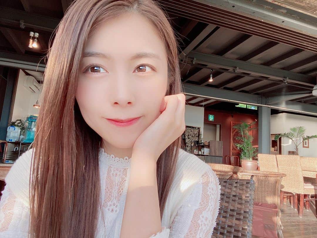 麻衣愛のインスタグラム：「先日、海の見えるカフェでお茶しました🌺🍹 海も綺麗で飲み物もスイーツも映えでした💗美味💗  #沖縄 #沖縄旅 #海 #海カフェ #okinawa #cafe #okinawacafe #sweets #沖縄旅行 #沖縄グルメ #沖縄観光スポット #タピオカ」