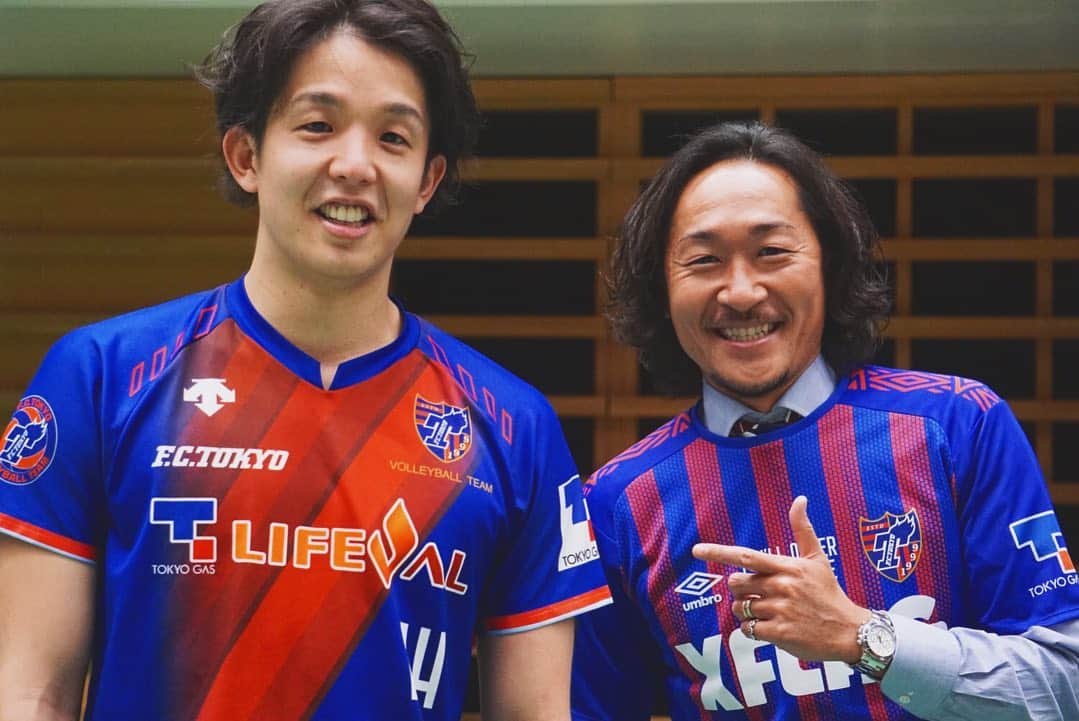 のインスタグラム：「2020-21 V1男子 駒沢ホームゲームでのVC長野トライデンツ戦  昨年に引き続き、始球式を🏐🤚  今回は練習する時間がなかったので、アンダーで置きに行こうと思っちゃってましたが、手拍子いただいた瞬間にアスリート魂に火が🔥  スイッチ入った瞬間からは不安や緊張が一気に消え去りました！  ジャンピングサーブ、気持ち良かった〜😉👍♪  試合は、フルセットの末に3-2で見事勝利🔥🔥🔥最後の最後まで緊張感ある試合展開でした。  長い怪我から復活、躍動していた長友選手👏 めちゃくちゃ感動しました😭 新たな景色を一緒に観れて幸せでした✨  おめでとうございます👏 明日の試合も期待しています🔥 . . #バレーボール #V1リーグ #VC長野トライデンツ 戦 #始球式 #FC東京バレーボール #fctvb #長友優磨 選手 #復活 #勝利 #感動 #怪我友 #fctokyo #FC東京 #tokyo #FC東京ファミリー #一体感 #youllneverwalkalone #YNWA #fctokyoclubcommunicator  #FC東京クラブコミュニケーター #石川直宏」