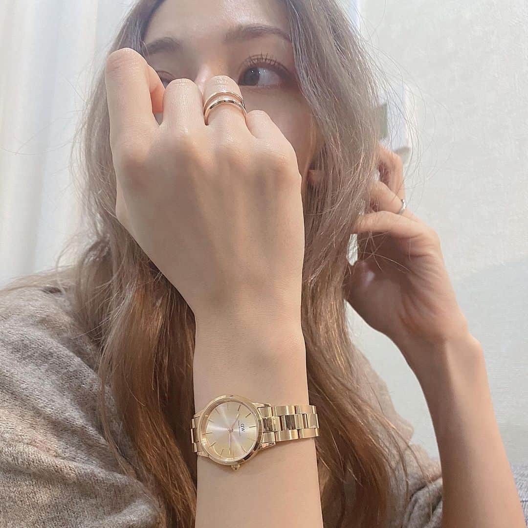 想乃のインスタグラム：「⌚️🎅🏼🎄 . もうすぐクリスマス🎄 家族や友達へのプレゼント選びをしながら 自分へのプレゼント選ぶのも楽しいよね🎁😚 . これは @danielwellington の新しい腕時計と指輪🥰 エレガントでしょ🤫🤍 .  ﹏﹏﹏﹏﹏﹏﹏﹏﹏﹏﹏  ＼Daniel Wellingtonクリスマスキャンペーン実施中／  ❄２点以上お買い上げで25％OFF！全品対象！  ❄特別ギフトラッピングも無料提供！  ❄15％OFFクーポンコード 【sono2】の併用でさらにお得👏🏻  ﹏﹏﹏﹏﹏﹏﹏﹏﹏﹏﹏  みんなも自分へのクリスマスプレゼント忘れずにね🥰   #danielwellington #ダニエルウェリントン #DWクリスマス #pr」