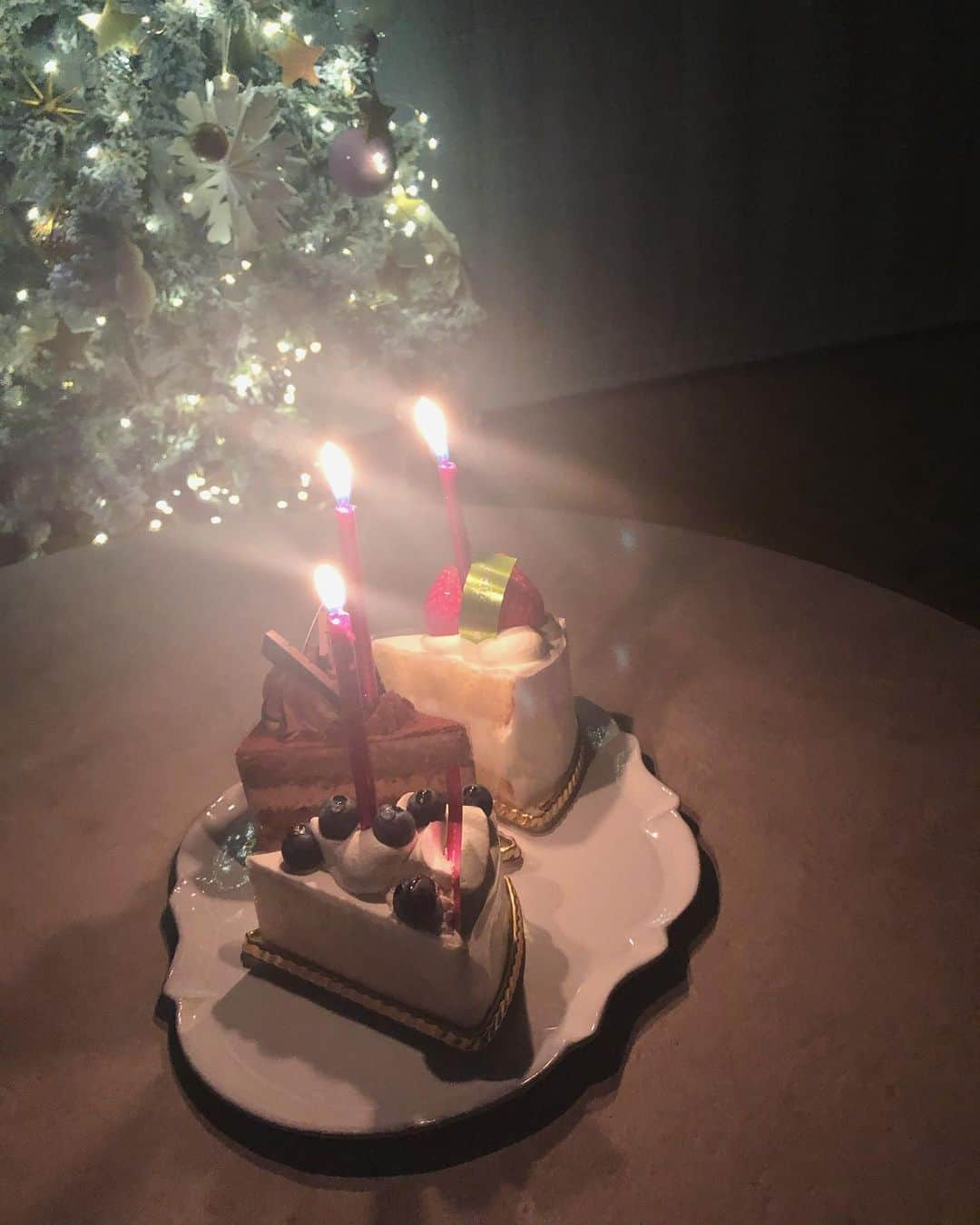 簑島三佳さんのインスタグラム写真 - (簑島三佳Instagram)「今日はパパのバースデーをお祝い🎂  チビが前からパパはケーキがあんまり好きじゃないからお寿司ケーキを作りたいって言ってて  私はお米炊いたのと卵焼いたくらいでほとんどチビがやってくれた  とっても美味しかったー♡  そして本当のケーキはみんな好みが違うのとホールは食べきれないから毎回恒例の別々のやつ😂  お花もチビがパパを思いながら全部選んだよ  純粋最高  喜んでもらえて良かったね  チビのおかげで毎日いい日になるなぁ  #おっちゃん40歳おめでとう #birthday」12月5日 23時07分 - minoshimamika