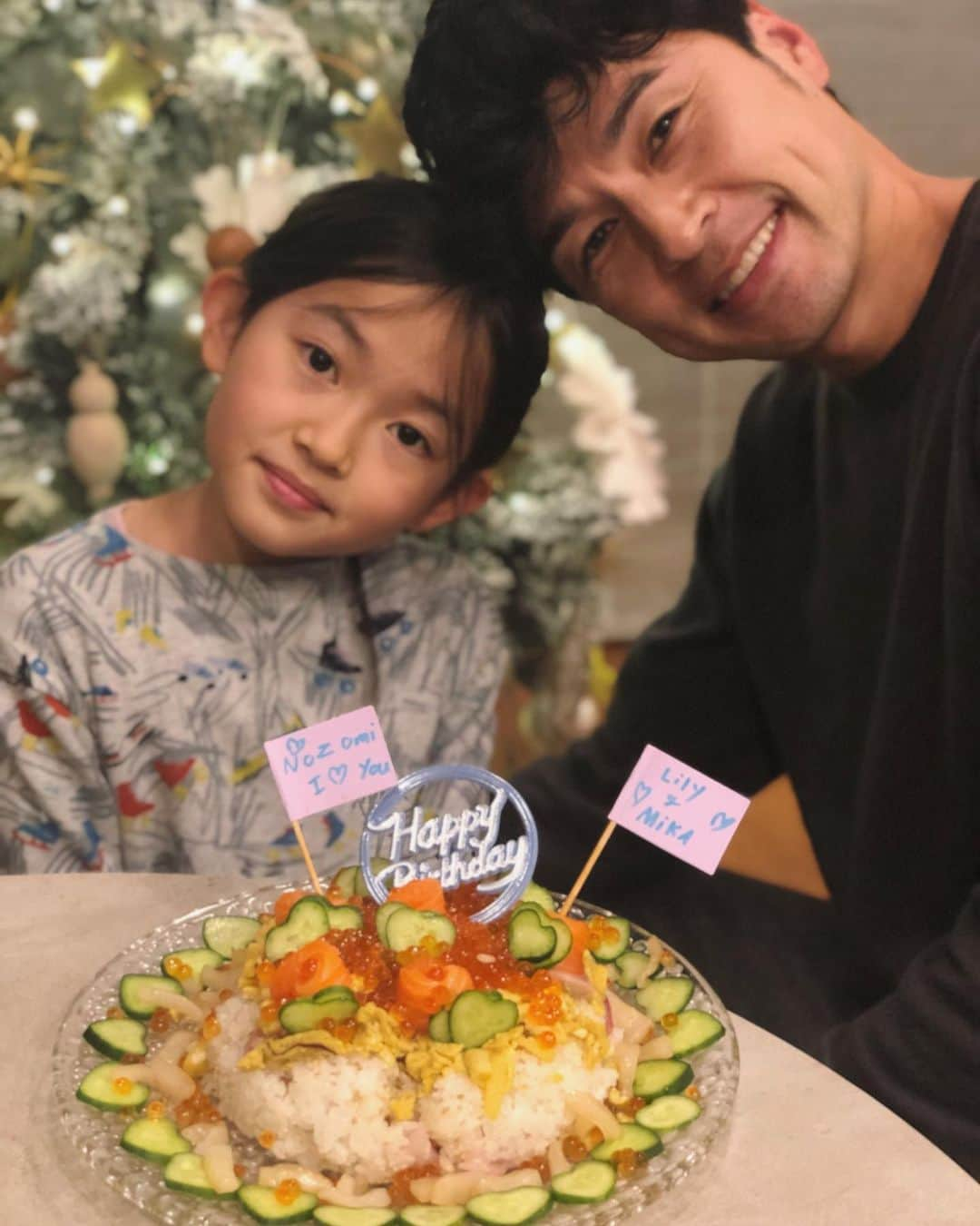 簑島三佳さんのインスタグラム写真 - (簑島三佳Instagram)「今日はパパのバースデーをお祝い🎂  チビが前からパパはケーキがあんまり好きじゃないからお寿司ケーキを作りたいって言ってて  私はお米炊いたのと卵焼いたくらいでほとんどチビがやってくれた  とっても美味しかったー♡  そして本当のケーキはみんな好みが違うのとホールは食べきれないから毎回恒例の別々のやつ😂  お花もチビがパパを思いながら全部選んだよ  純粋最高  喜んでもらえて良かったね  チビのおかげで毎日いい日になるなぁ  #おっちゃん40歳おめでとう #birthday」12月5日 23時07分 - minoshimamika