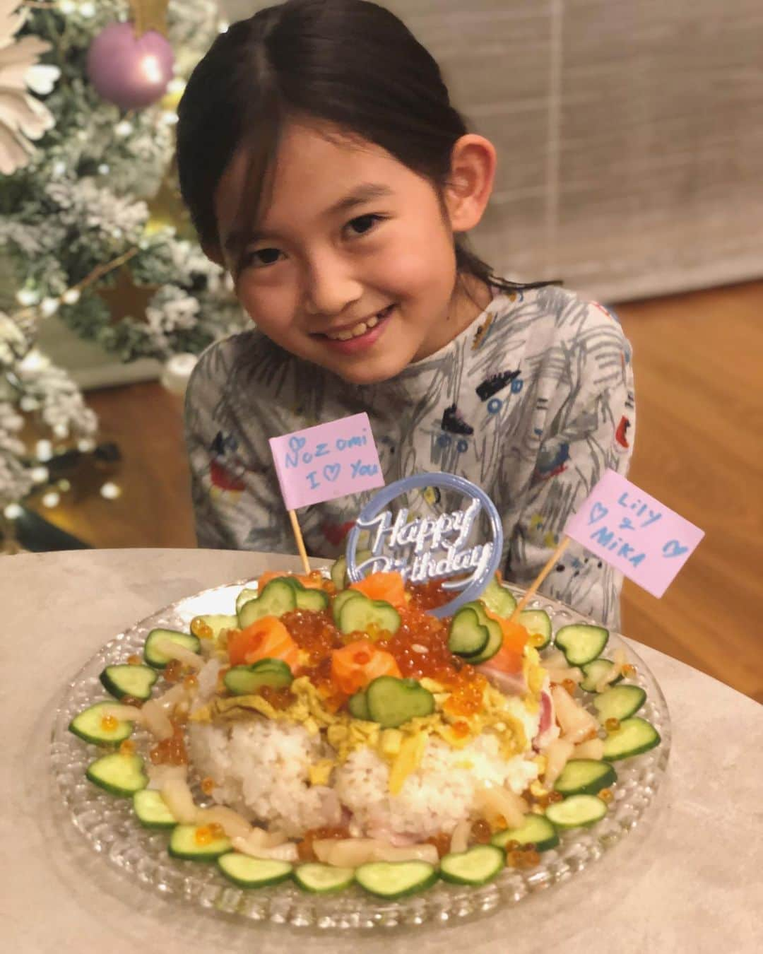 簑島三佳さんのインスタグラム写真 - (簑島三佳Instagram)「今日はパパのバースデーをお祝い🎂  チビが前からパパはケーキがあんまり好きじゃないからお寿司ケーキを作りたいって言ってて  私はお米炊いたのと卵焼いたくらいでほとんどチビがやってくれた  とっても美味しかったー♡  そして本当のケーキはみんな好みが違うのとホールは食べきれないから毎回恒例の別々のやつ😂  お花もチビがパパを思いながら全部選んだよ  純粋最高  喜んでもらえて良かったね  チビのおかげで毎日いい日になるなぁ  #おっちゃん40歳おめでとう #birthday」12月5日 23時07分 - minoshimamika