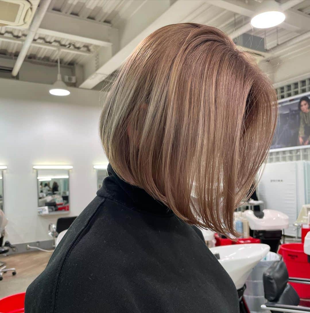 のインスタグラム：「🌫 effortless cut 🌫 【ラフで色気のある女性】 【シンプルで品があるヘアー】 【ヌーデイーなカラー】 この３つにこだわります。 . 【エフォートレスカット】 ◉ラフに決まるセットも簡単なカット. ◉飾らず、抜け間のある雰囲気に！ ◉軽やかで美しい女性. . . 【キャメルアッシュブラウン】 ◉今季オススメのキャメルカラー ◉大人の色気が確実に出る ◉もうアッシュグレーは古い！ ◉イケてるカラーはブラウン系  #effortlesscut#balayage#highlight#shadowroot#ombre #オンブレ#オンブレカラー#ハイライト#バレイライト#バレイヤージュ#海外ヘアー#リアル海外ヘアー#ラフカット#エフォートレスカット#ラフで適当がカッコいい#ラフで色気のあるヘアー#キャメルブラウン#SHIMA#色気#セクシー#sexy#ラフ#クール#髪型ではなく色気を買う時代」