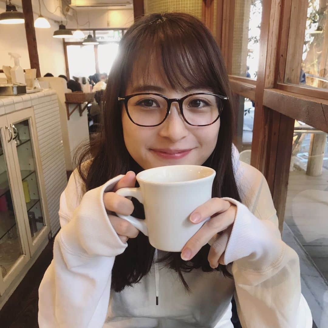 日比麻音子さんのインスタグラム写真 - (日比麻音子Instagram)「休みの日は基本的にメガネです🥸 こちらだいぶ前の写真ですが。  最近は外でゆっくり…というのもなかなかできないけれど春になればカフェでグダグダ💭みたいな日を過ごせると願って。いまはお家でコーヒーとしましょうかね☕︎  🥸←この子、かわいいな  #stayhome #sundaymorning  #TBS #TBSアナウンサー #日比麻音子」12月6日 10時06分 - hibi_maoko